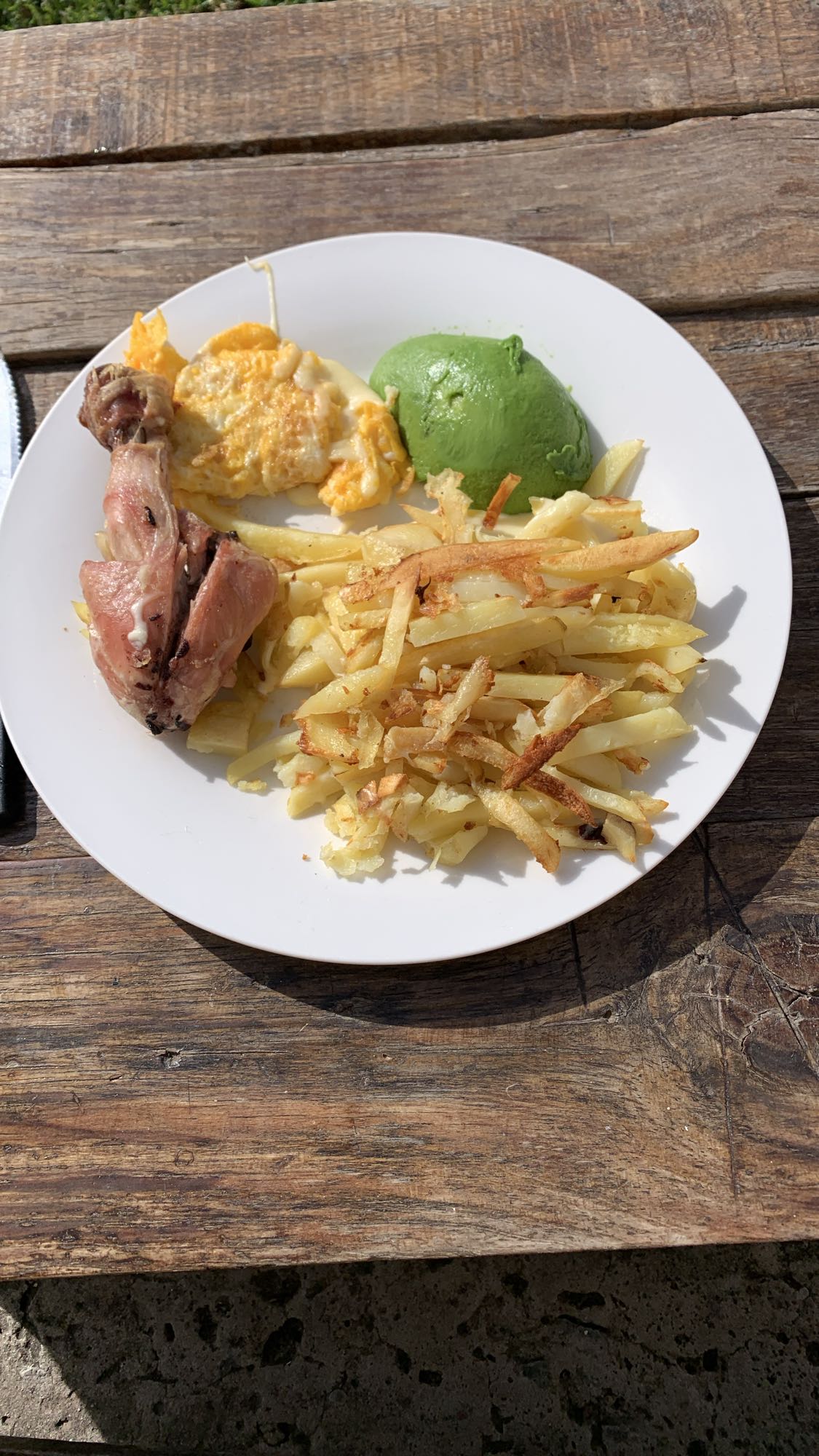 Pollo, papas y aguacate