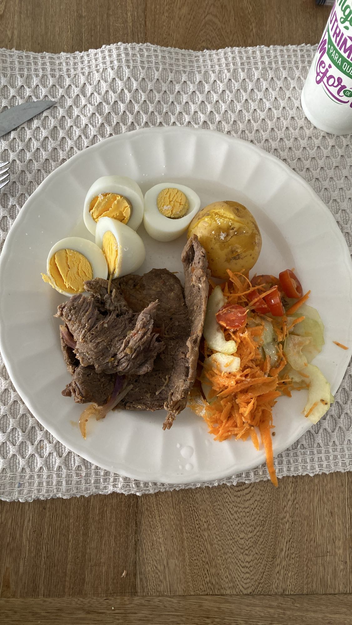 almuerzo con carne y huevo