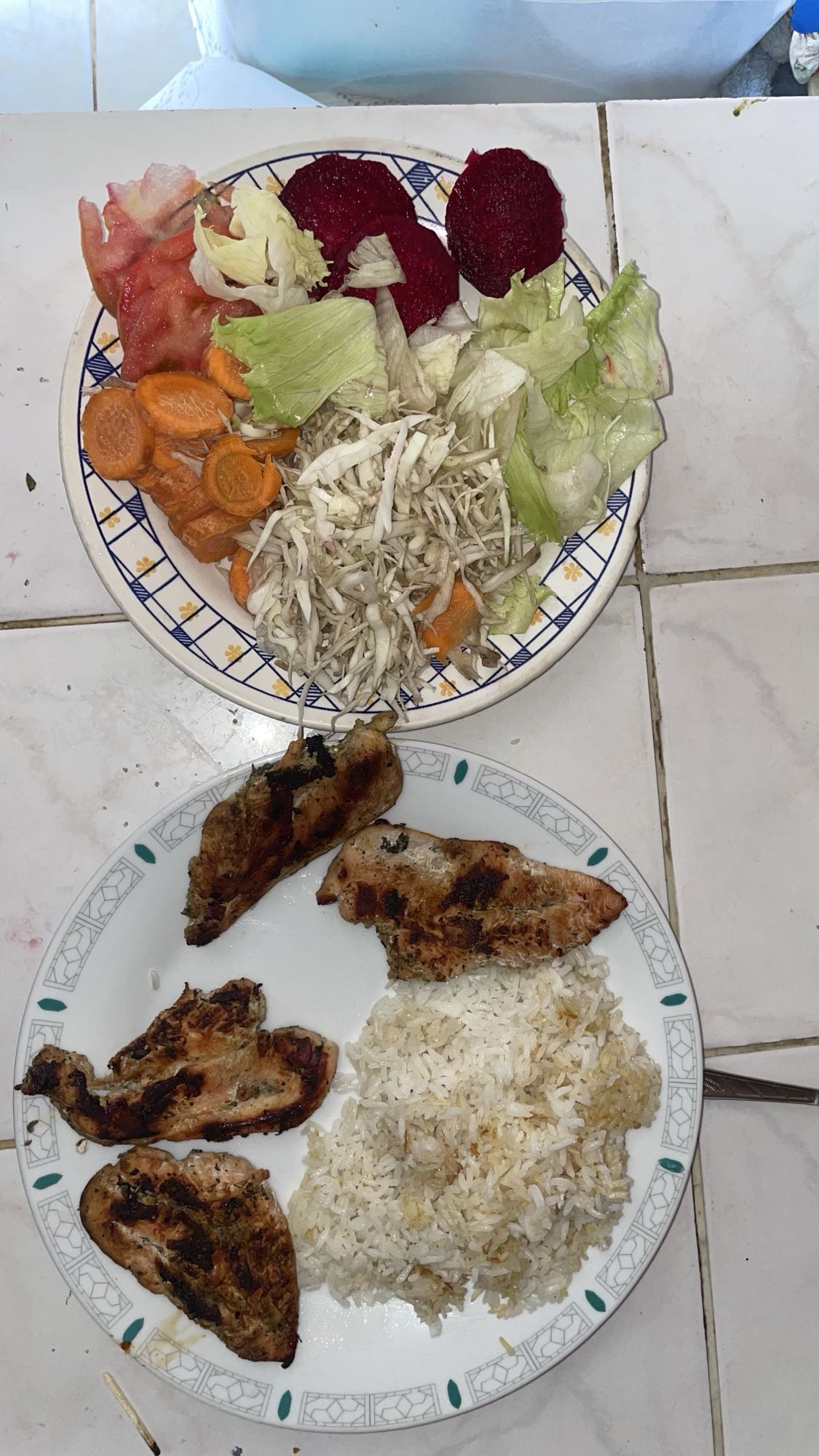 Pollo con arroz y ensalada