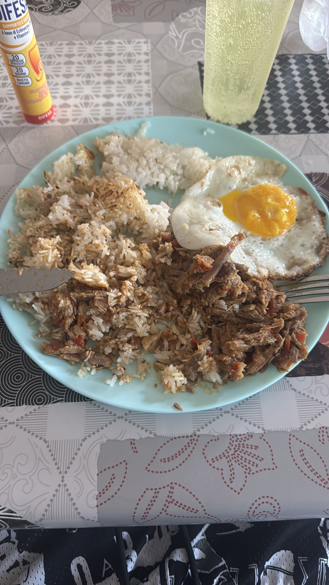 Arroz, carne mechada y huevo