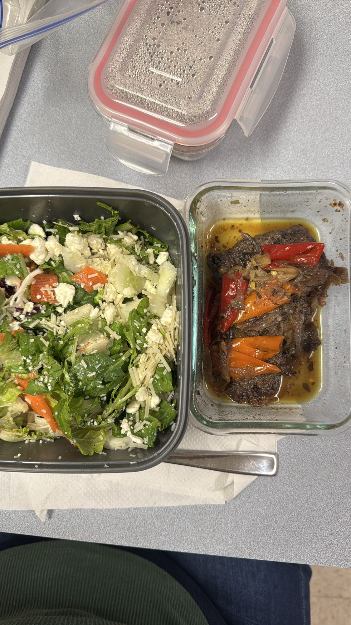 ensalada y carne guisada