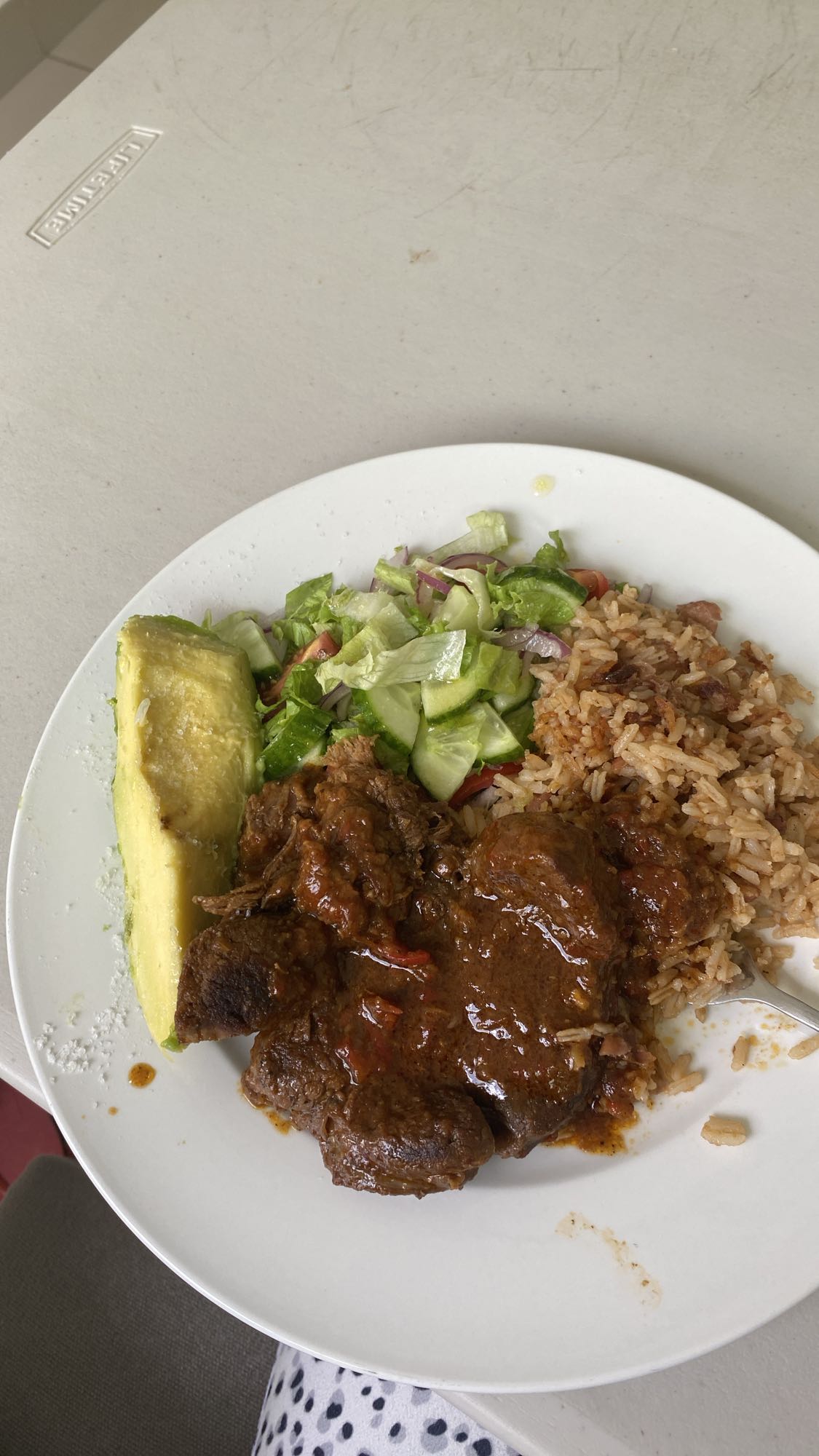 arroz, carne guisada y ensalada