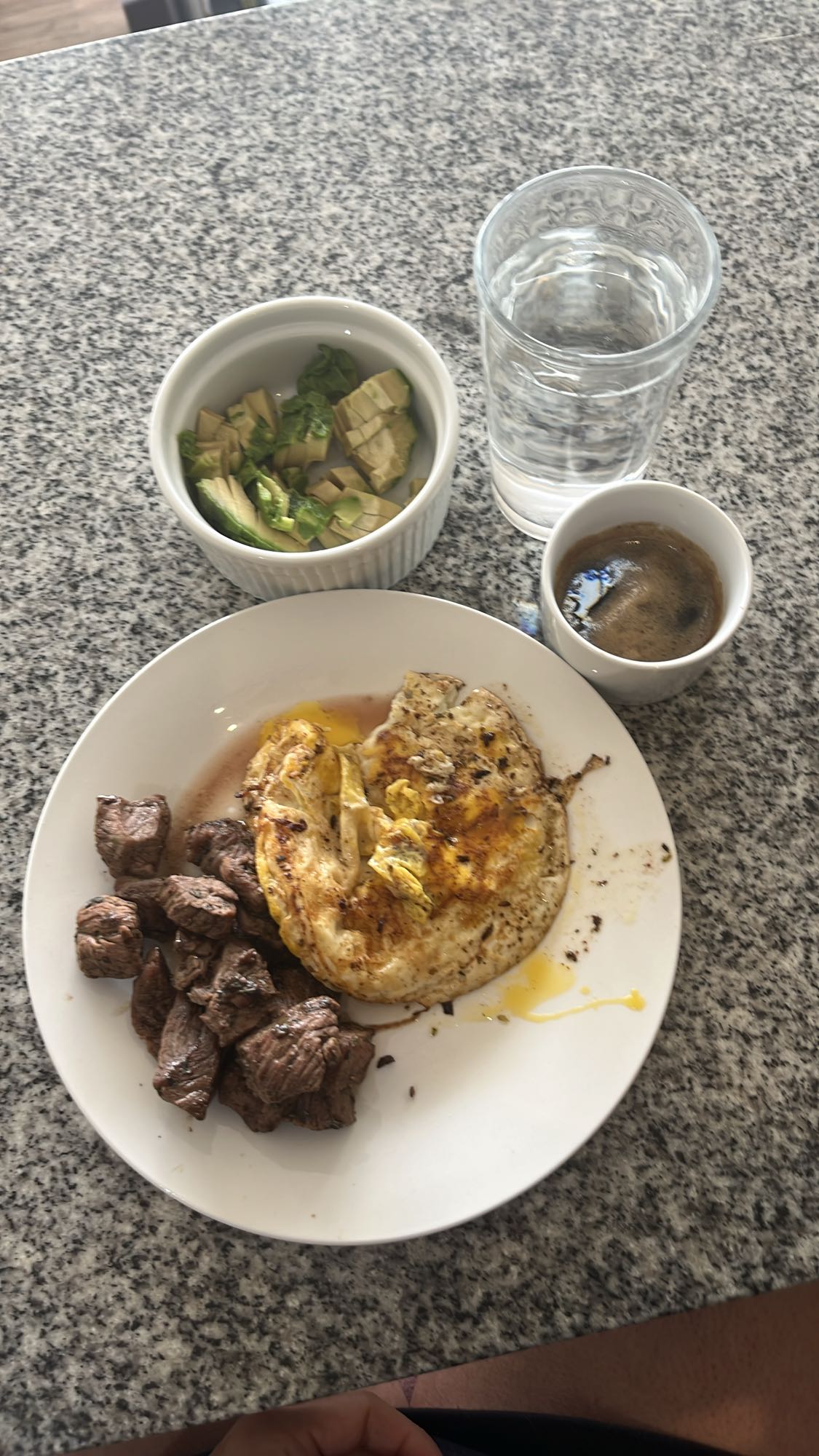 Desayuno con carne y huevo