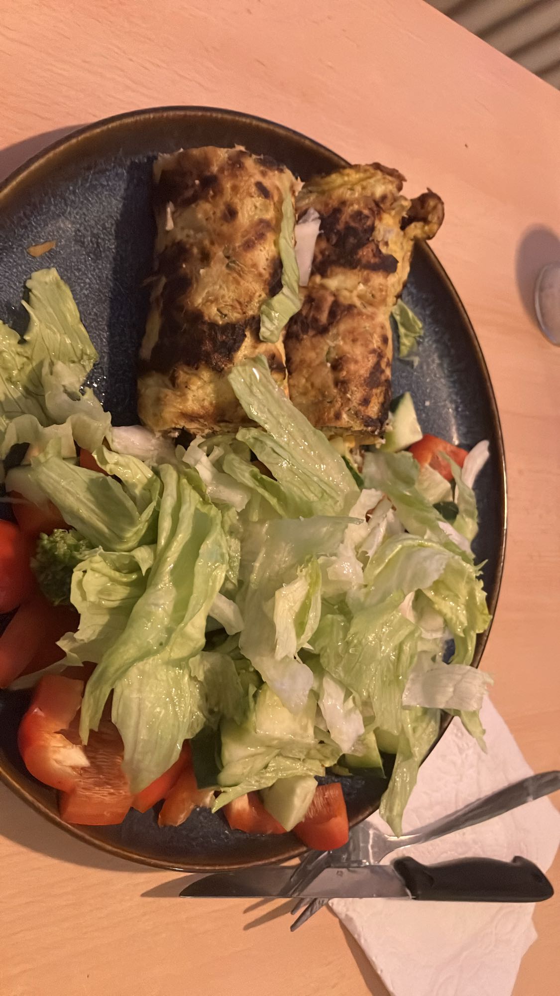 Panqueca de frango com salada