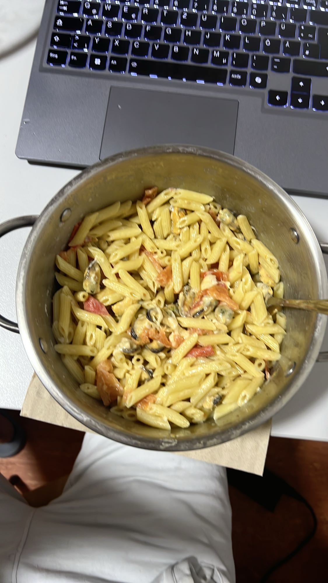 Pasta mit Gemüse und Muscheln