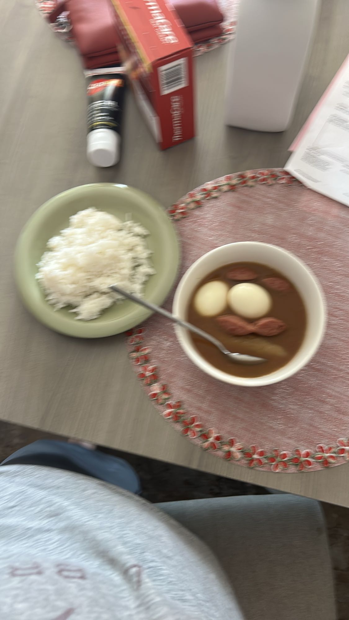 huevo con salchicha y arroz