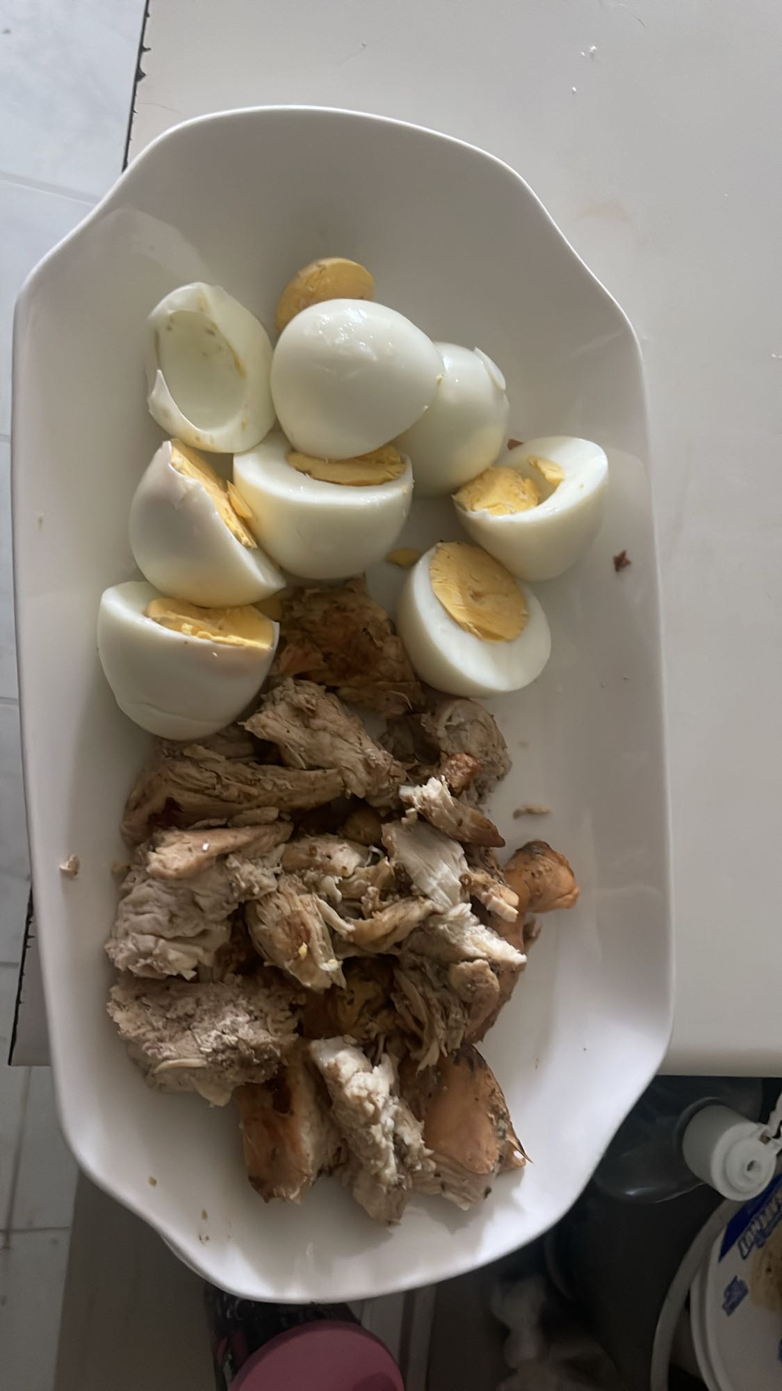Huevos y pollo hervido