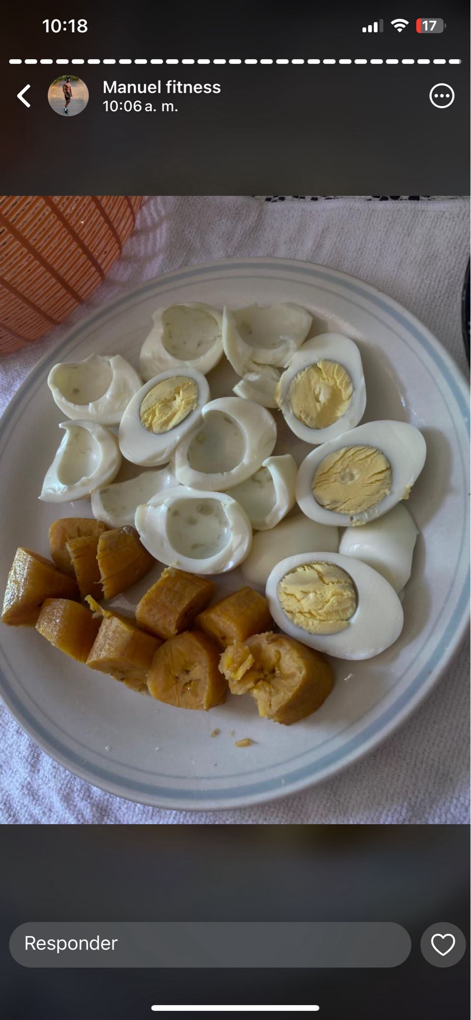 Huevos y plátano hervido