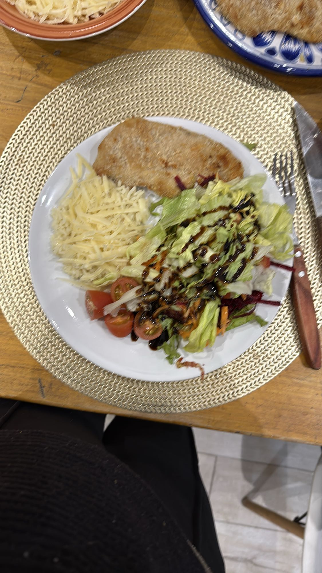 Milanesa con ensalada y queso