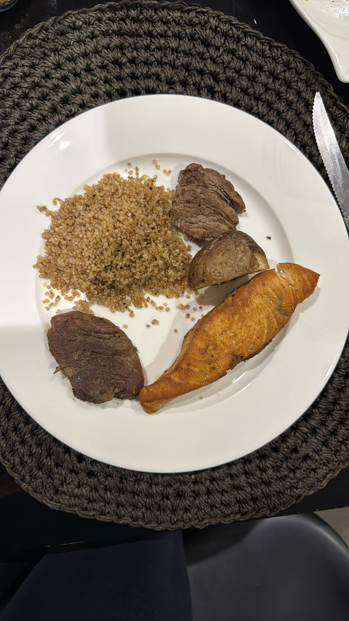 Salmón, carne, quinoa y papa