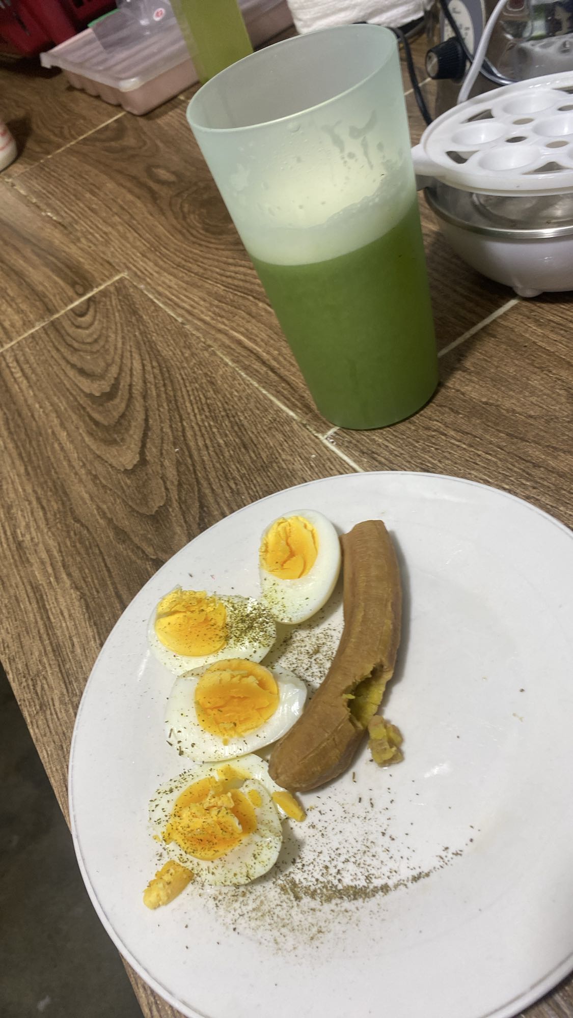 Desayuno huevo, plátano y jugo verde