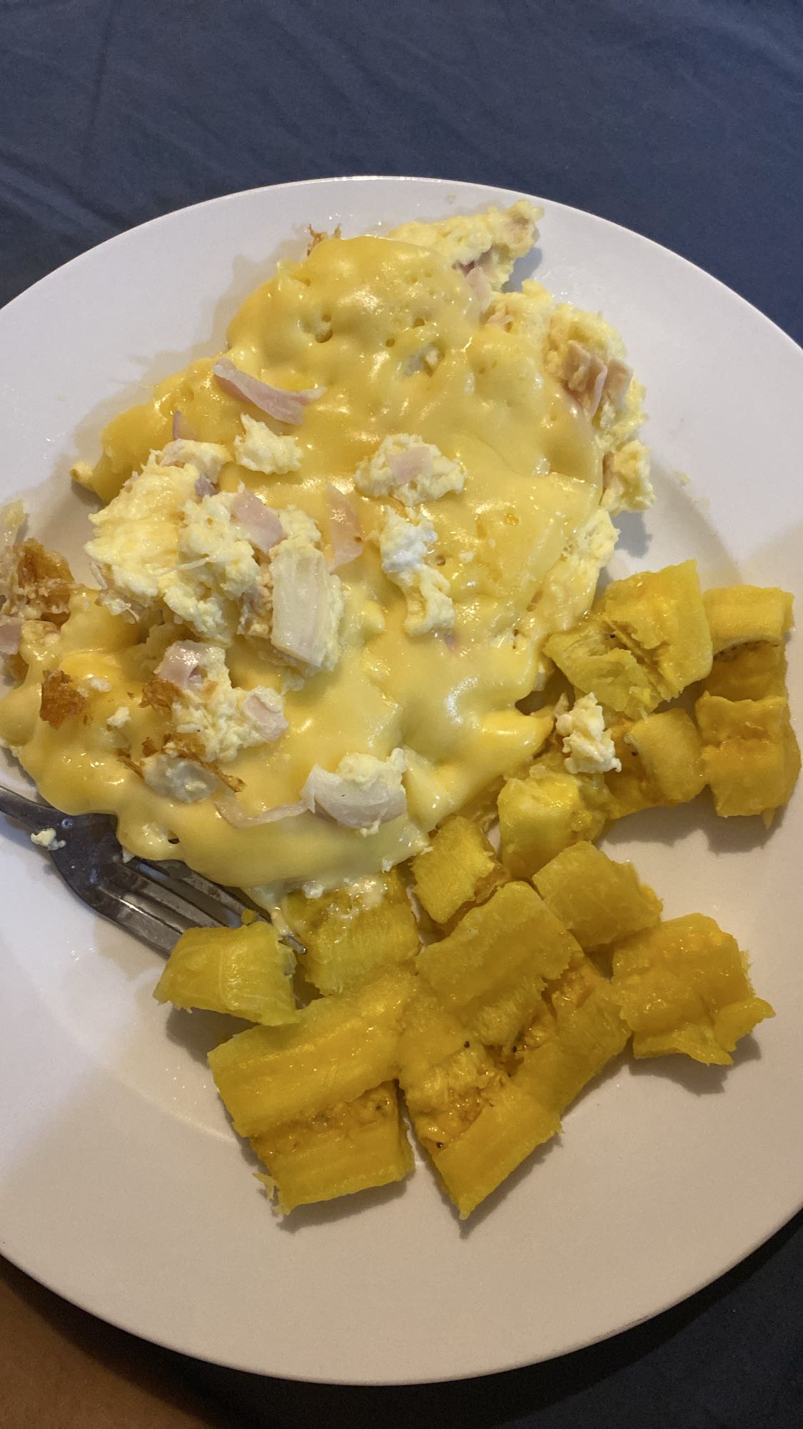 Huevos con queso y plátano