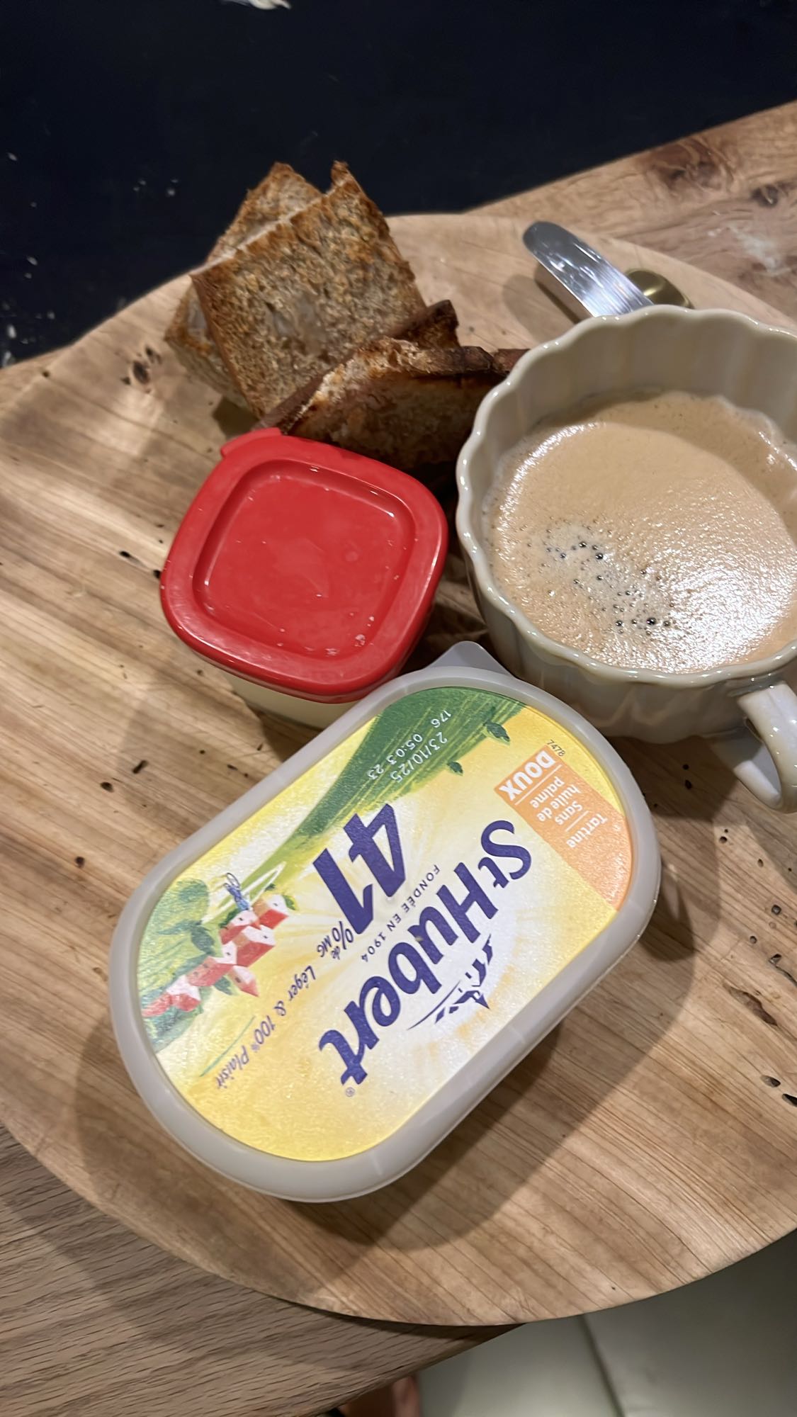 Petit-déjeuner pain beurre café