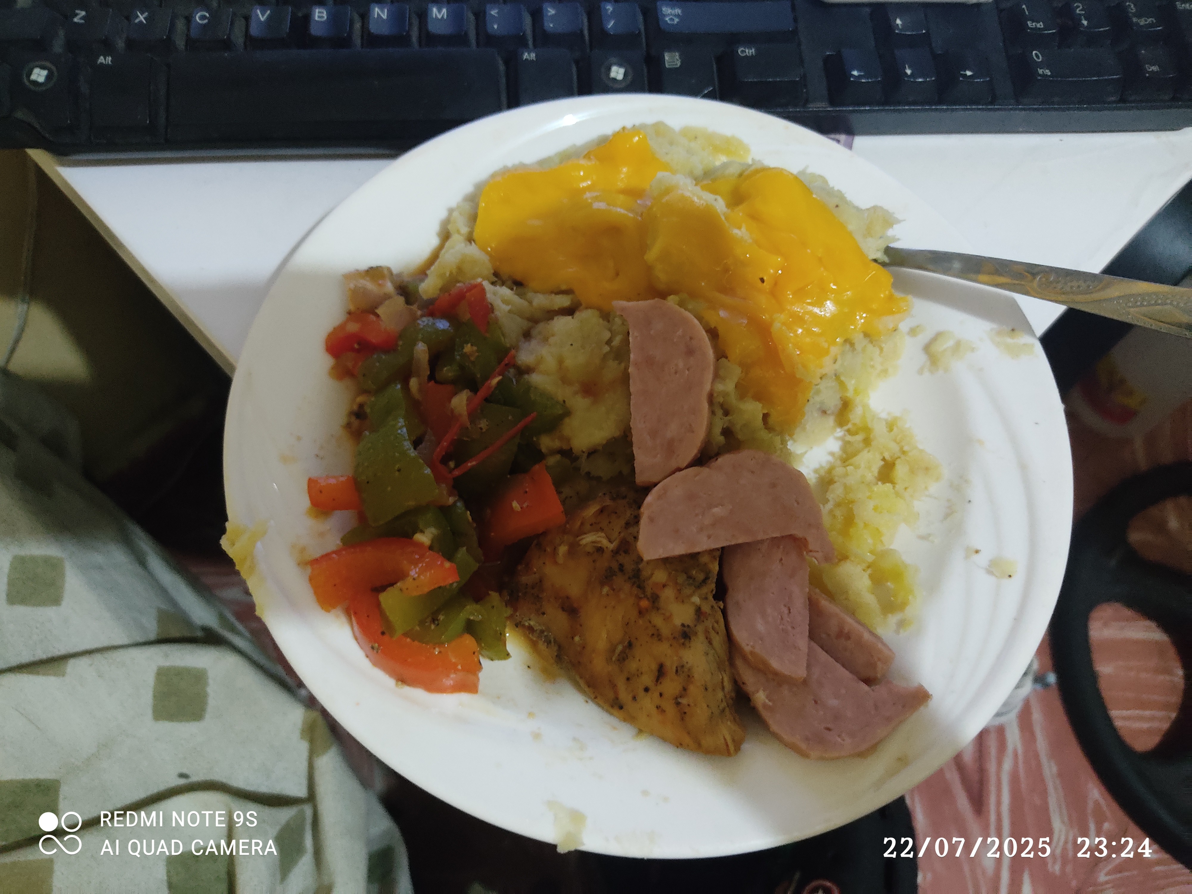 Pollo, salchicha y puré