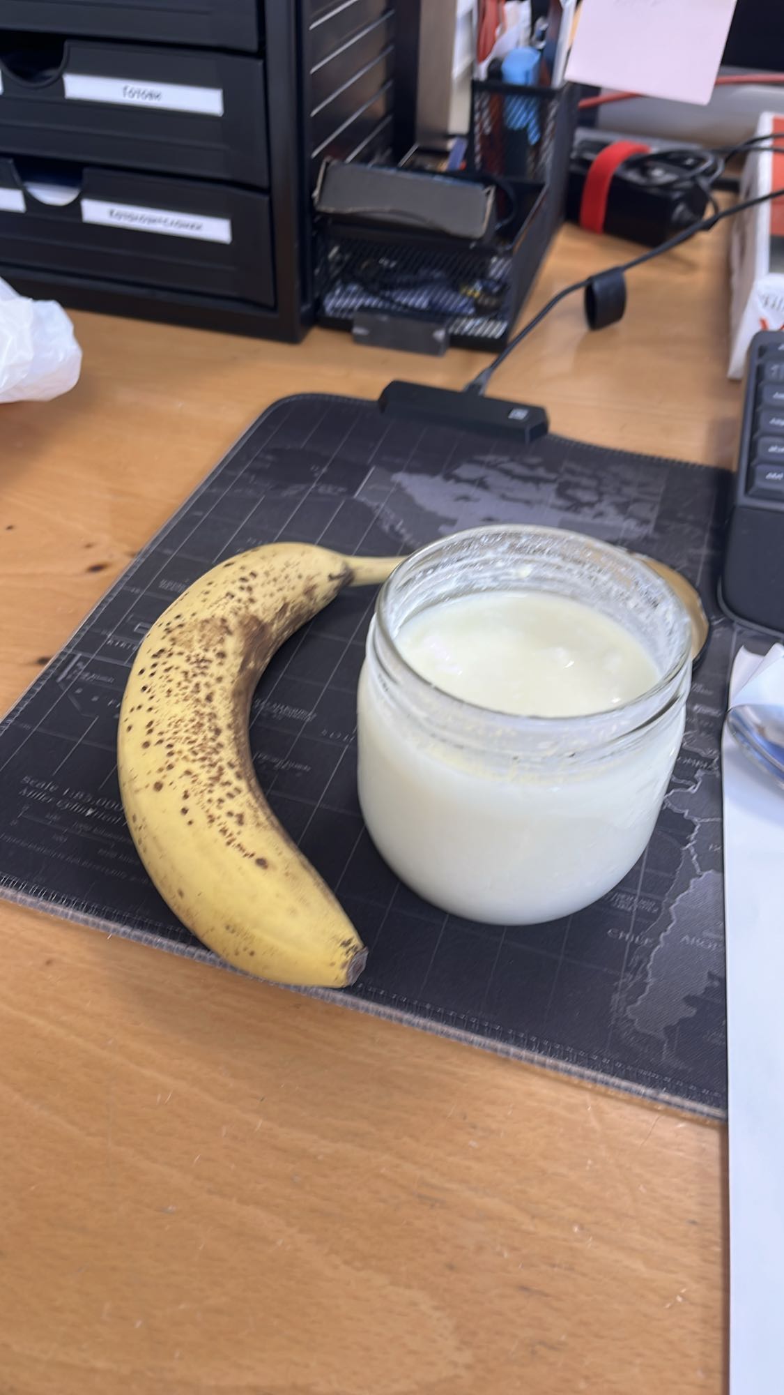 Банан с кисело мляко