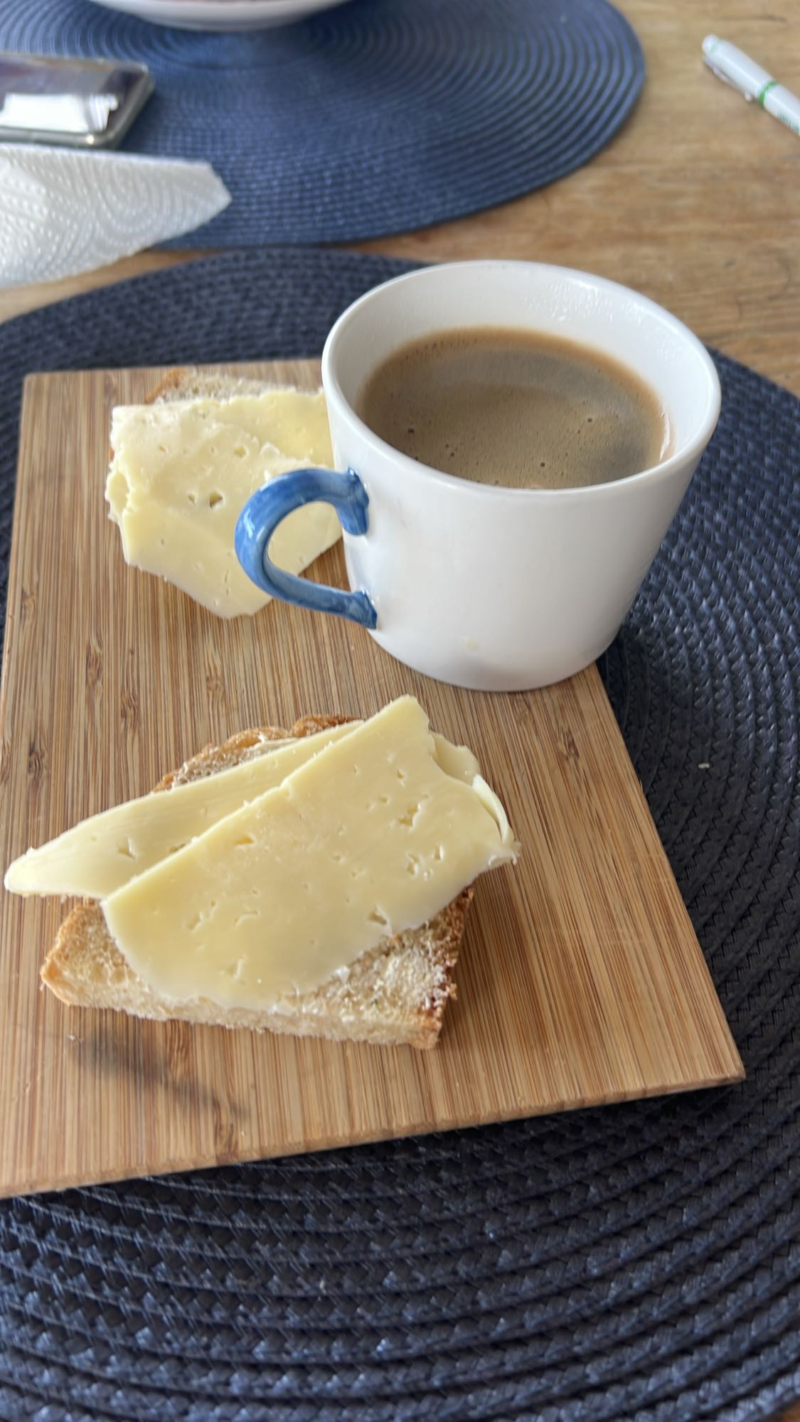 Ostsmörgås med kaffe