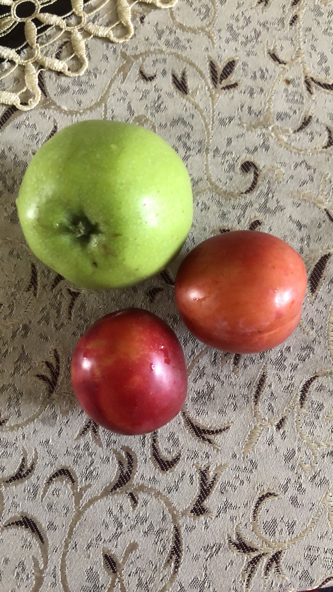 Яблоко и сливы