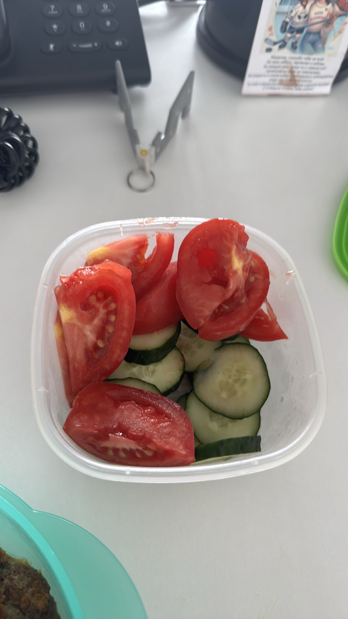 салат из помидоров и огурцов