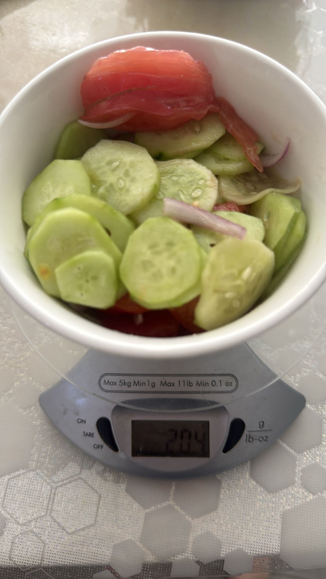 Salată castraveți și roșii