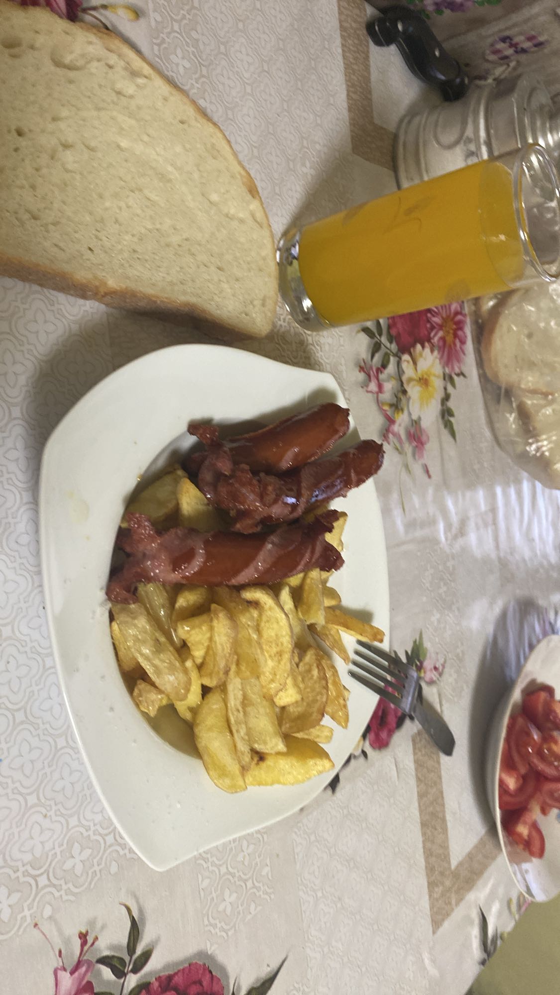 Cârnați cu cartofi prăjiți