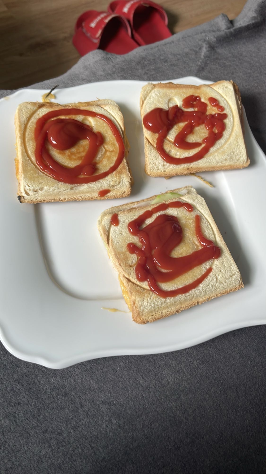 Tosty z jajkiem i ketchupem