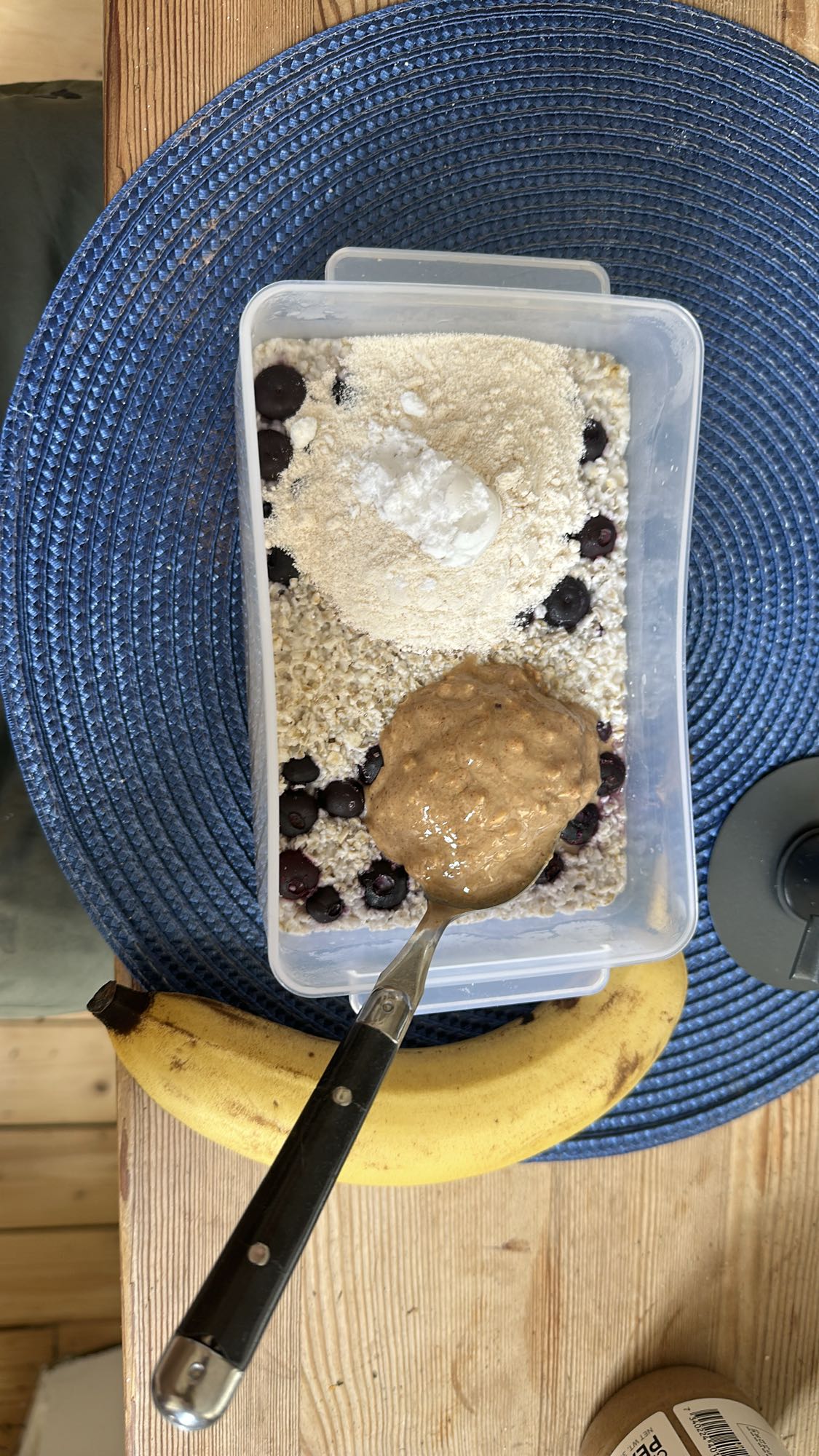 Havregrynsfrukost med bär