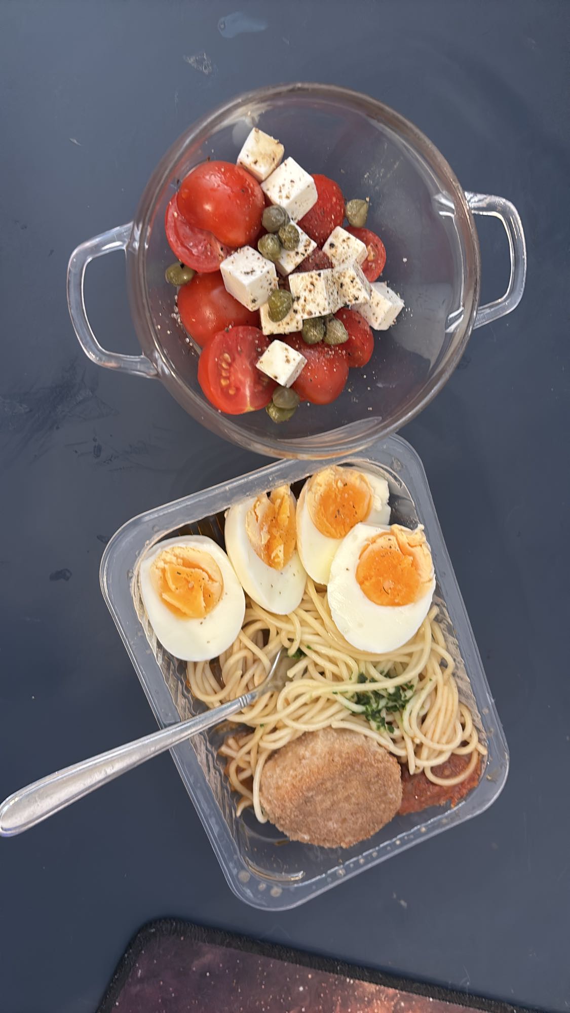 Паста с яйцом и салатом