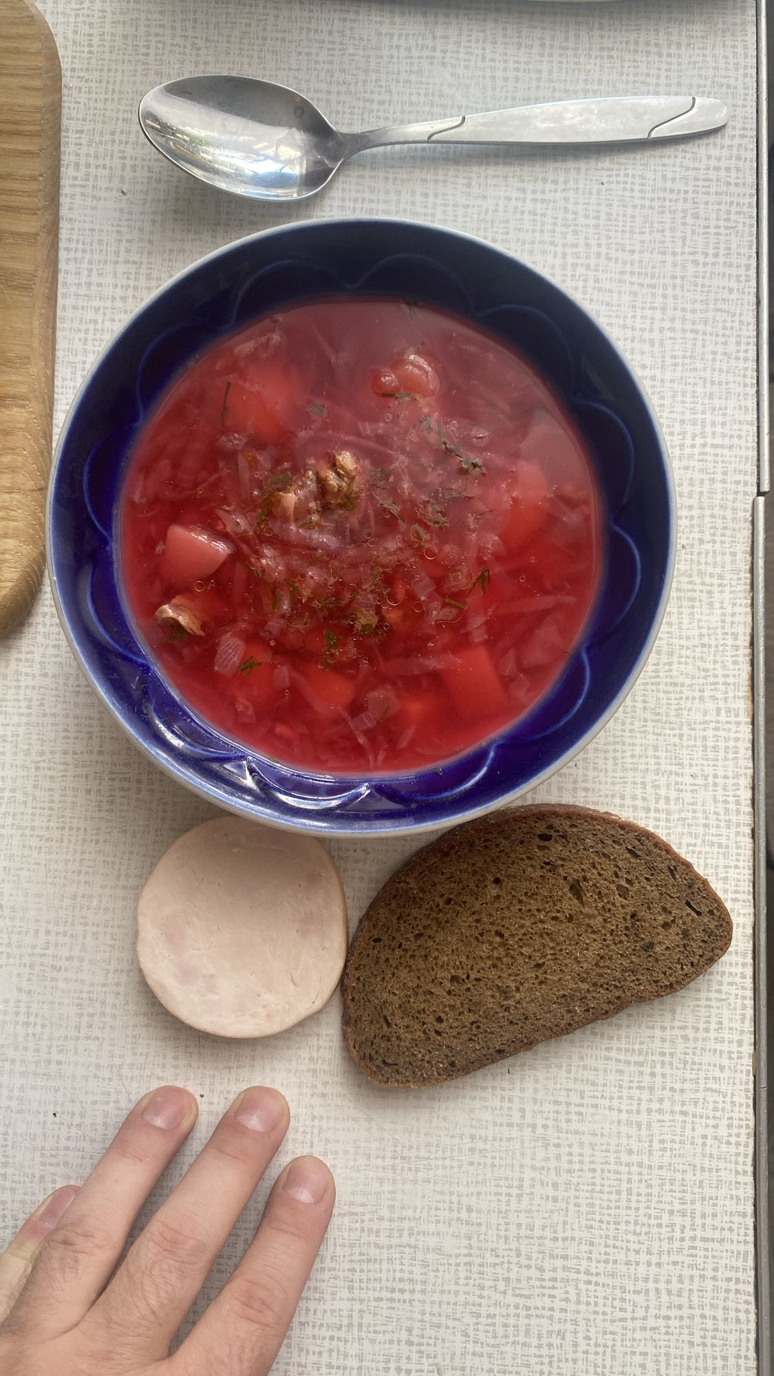 борщ с хлебом и колбасой