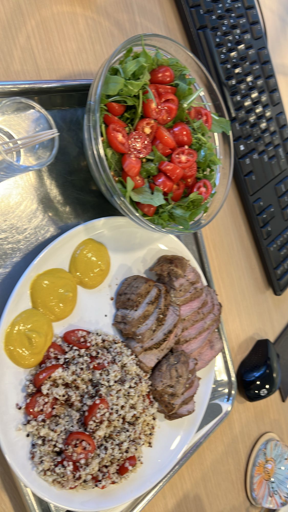 Σαλάτα με κινόα και κρέας