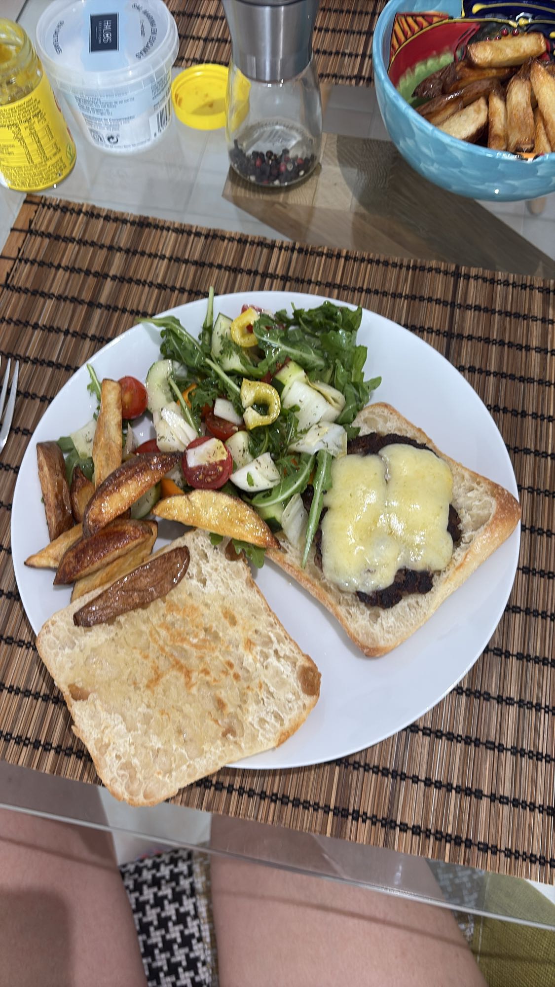 Cheeseburger with fries & salad