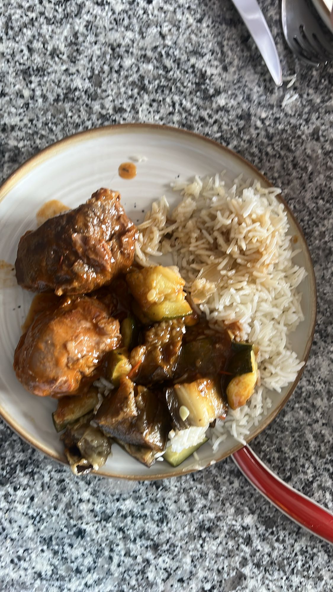 Riz, ragoût et légumes