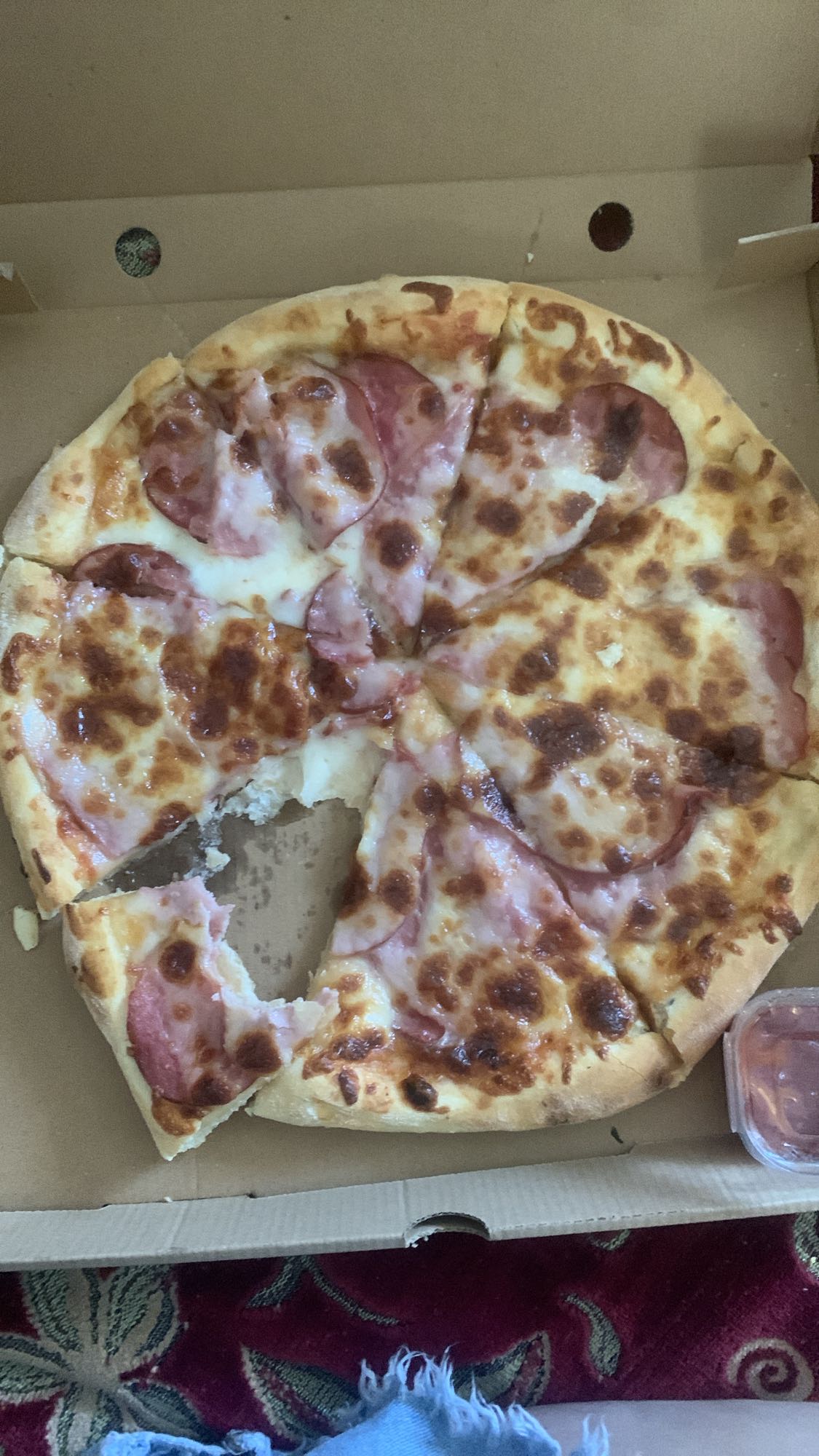 Pizza cu șuncă și cașcaval