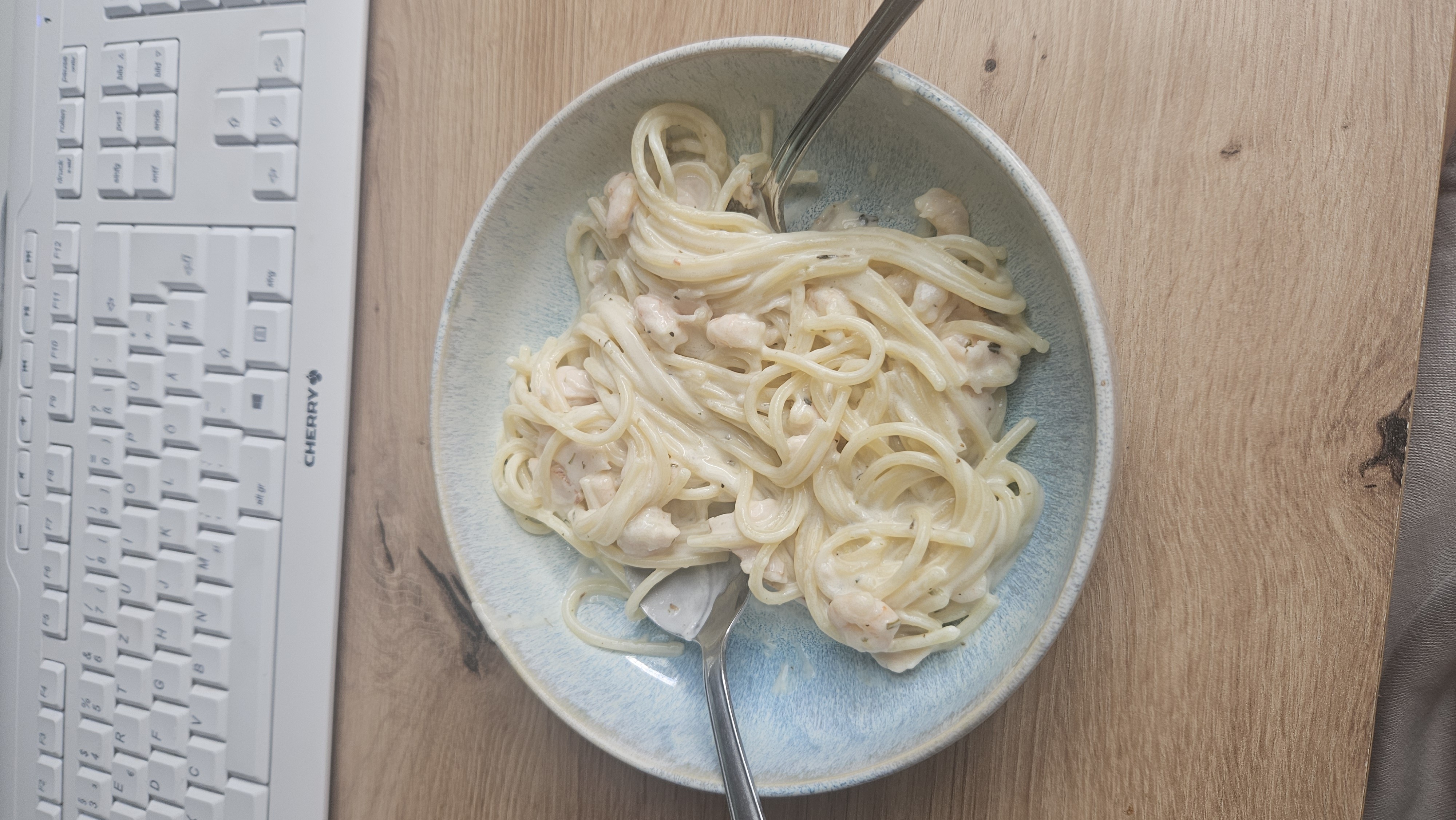 Spaghetti mit leichter Sahnesoße, Hähnchen und Miniscampis