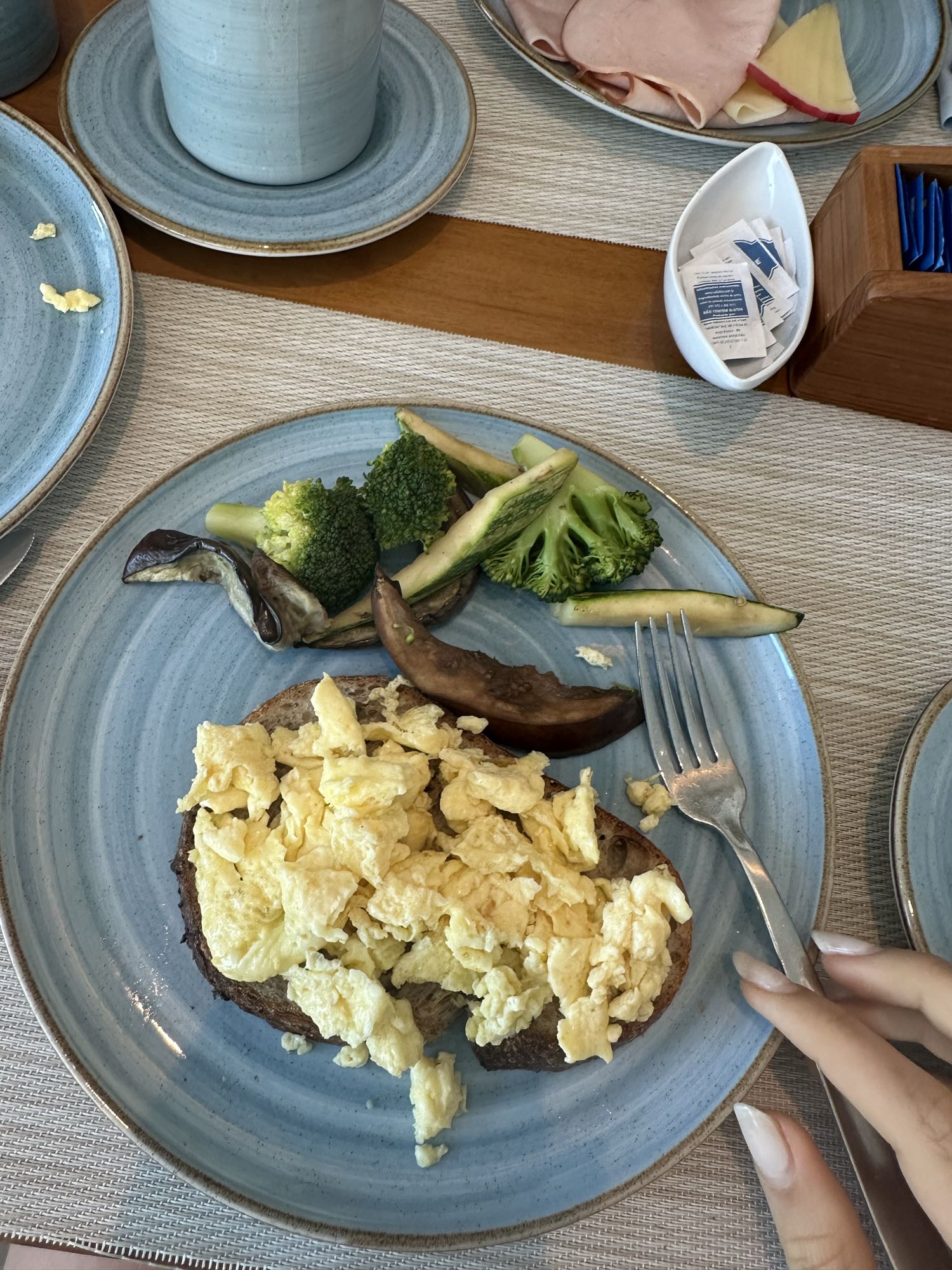 Tostada con huevo y verduras