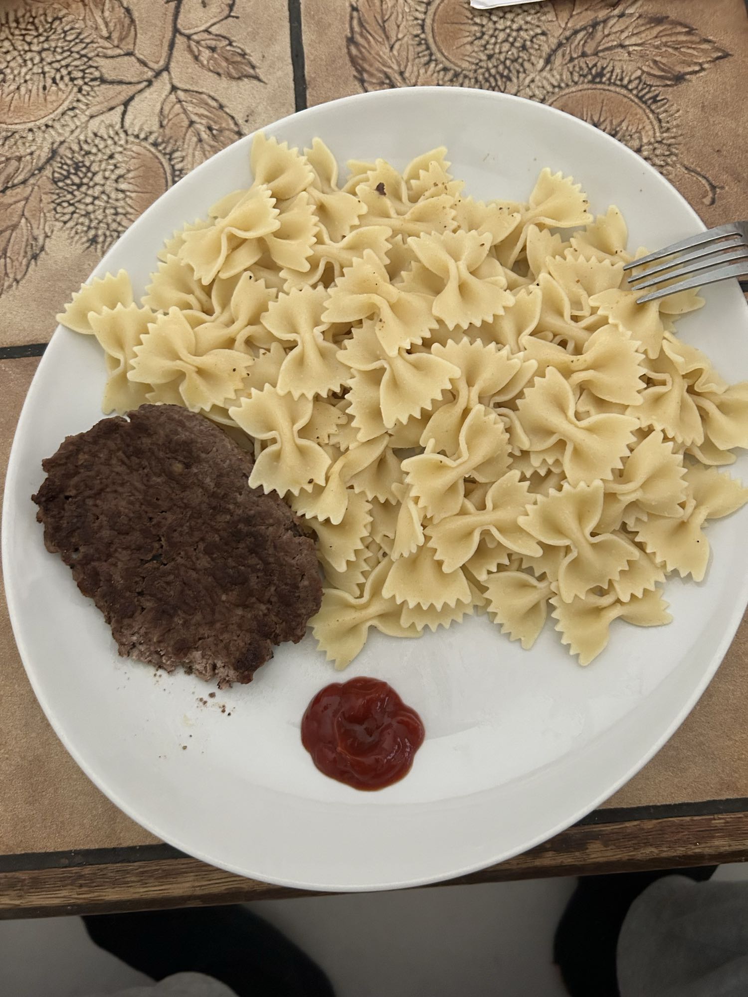 Pâtes, steak haché, ketchup