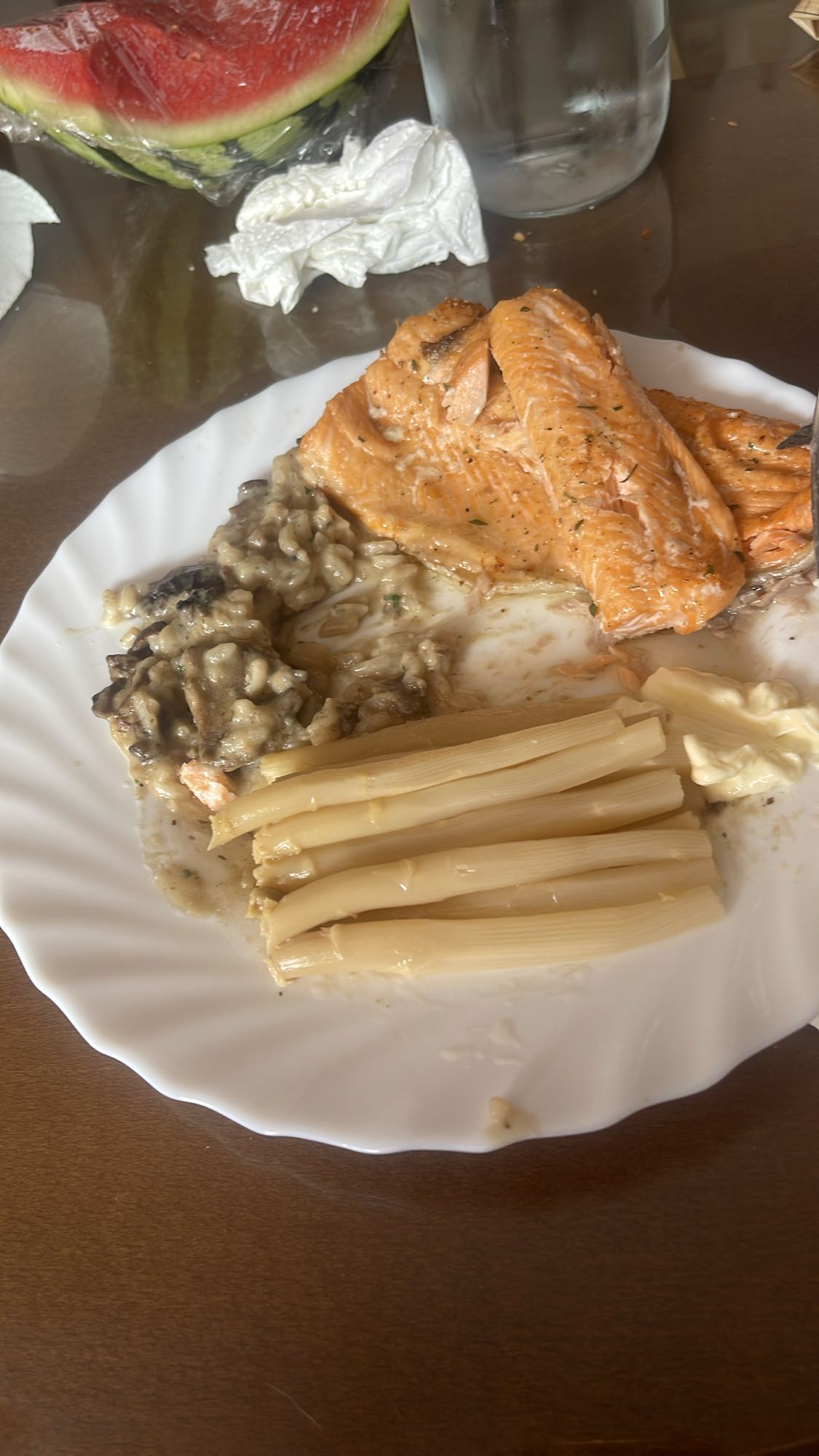 Salmón con espárragos y berenjena