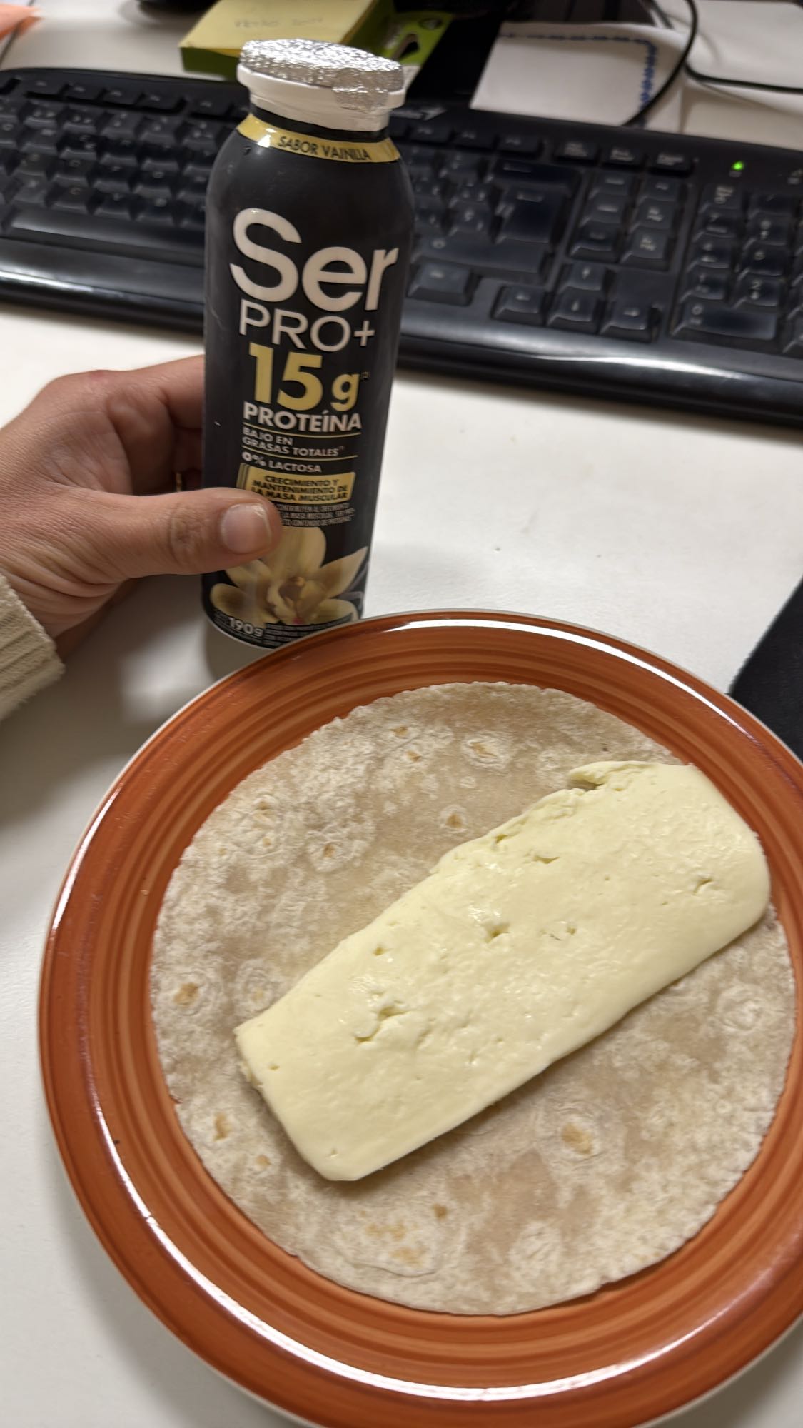 Tortilla con queso y batido