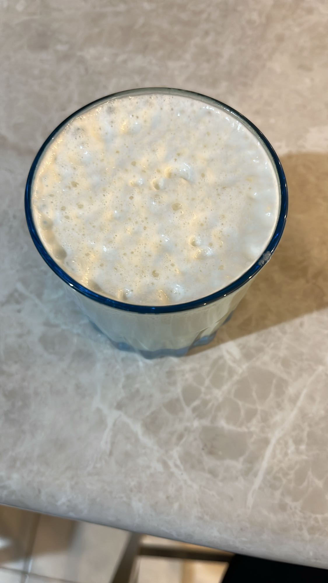 vaso de leche espumosa