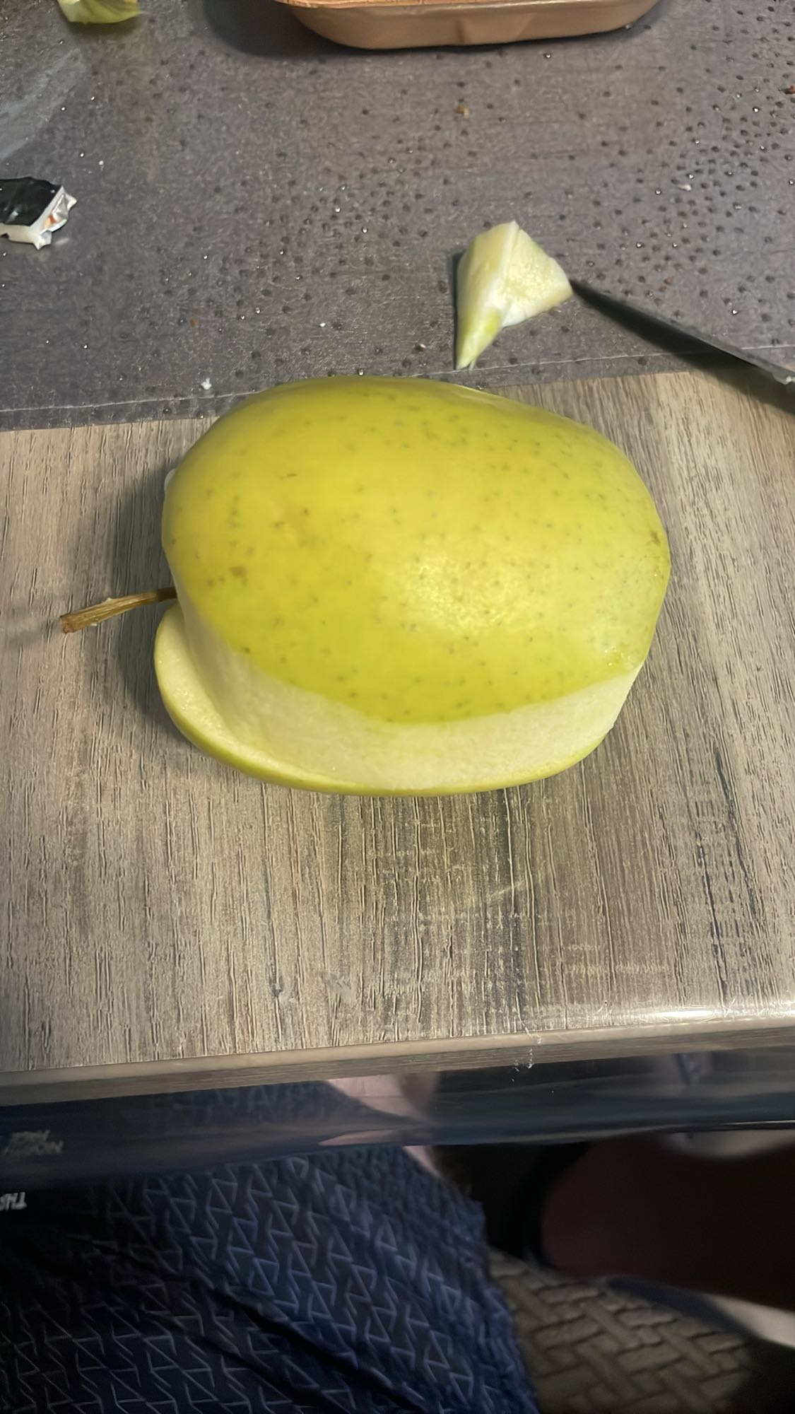 Pomme jaune entière