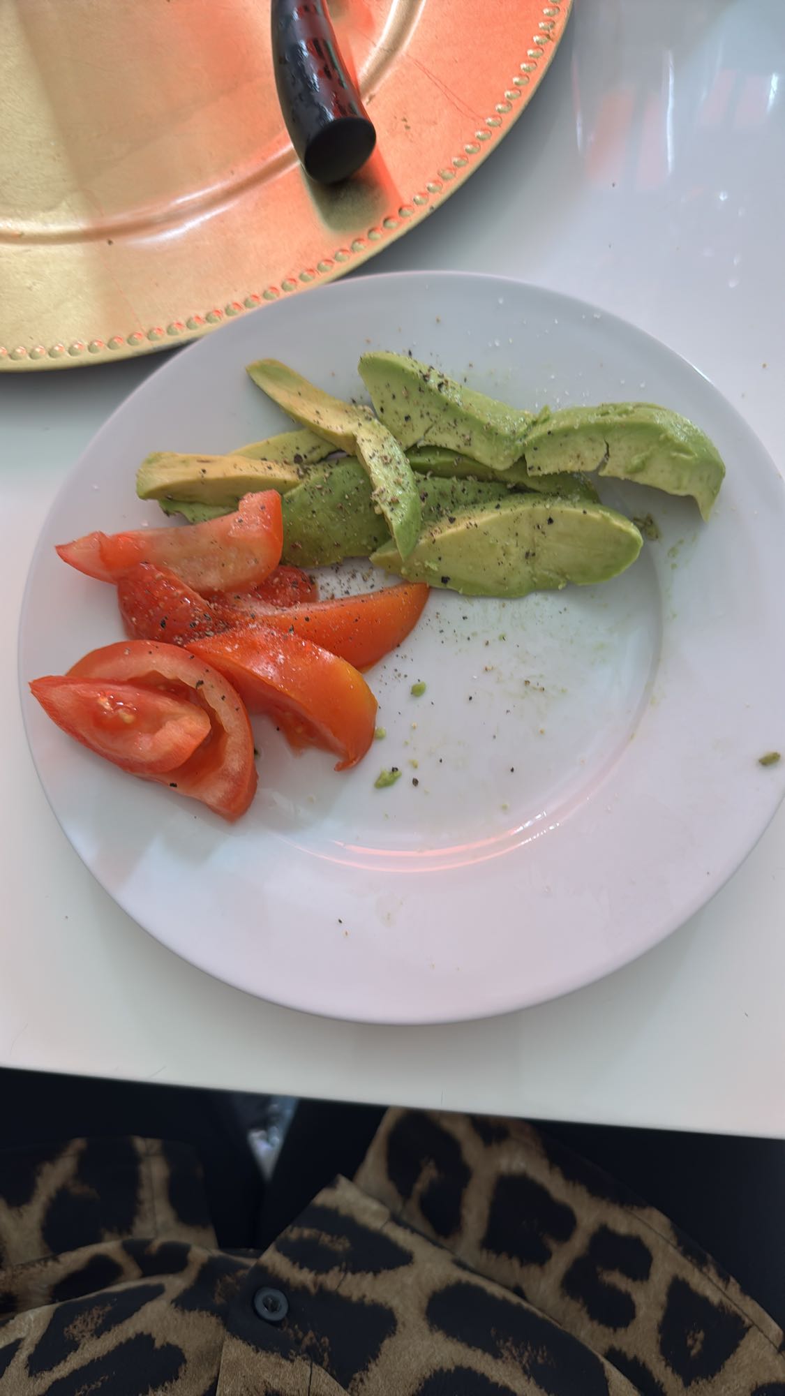 Avocado en tomaat salade