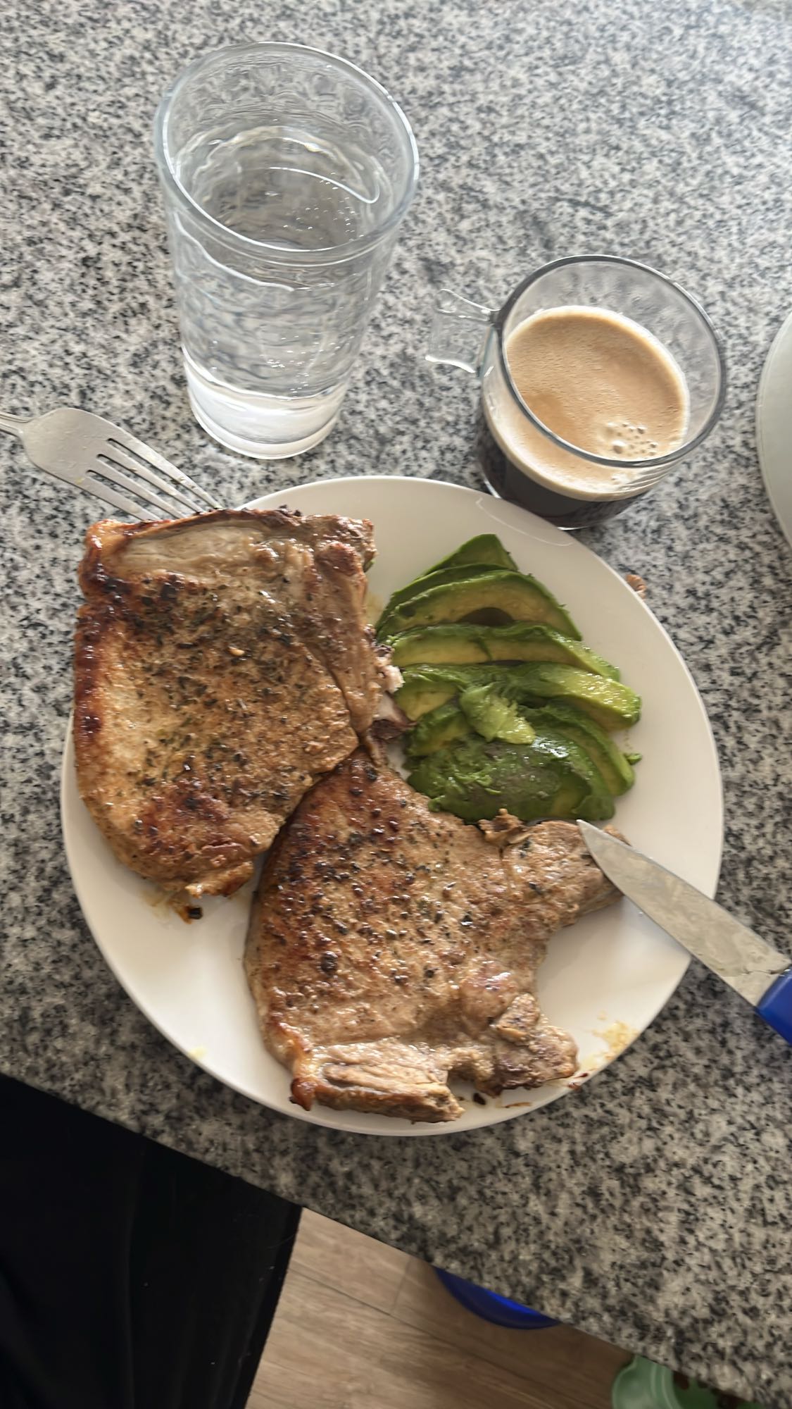 Chuletas con aguacate