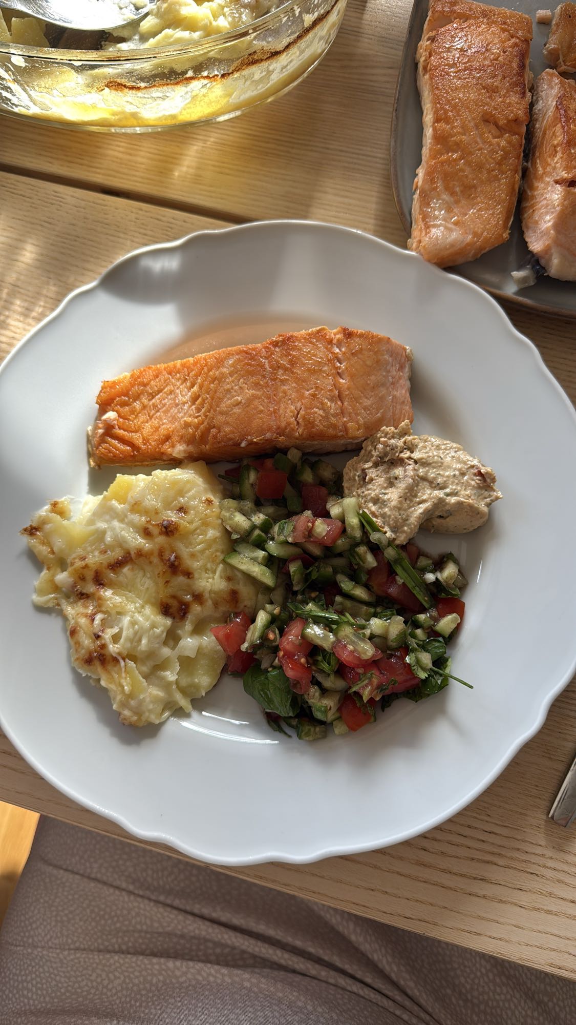 Lax med gratäng och sallad