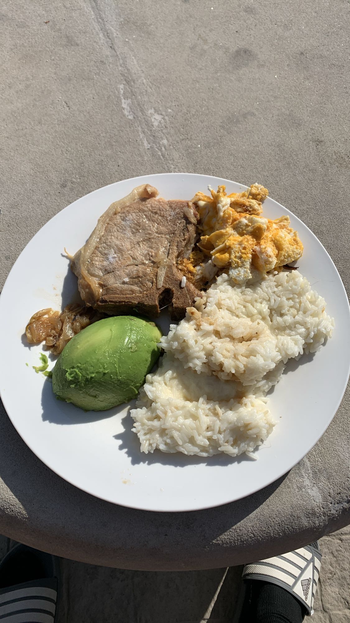 Plato con carne y arroz