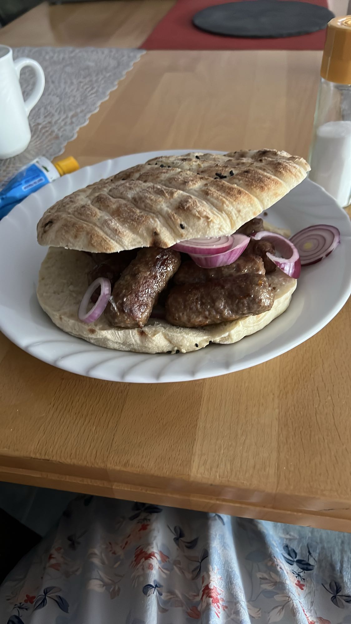 Cevapi im Fladenbrot