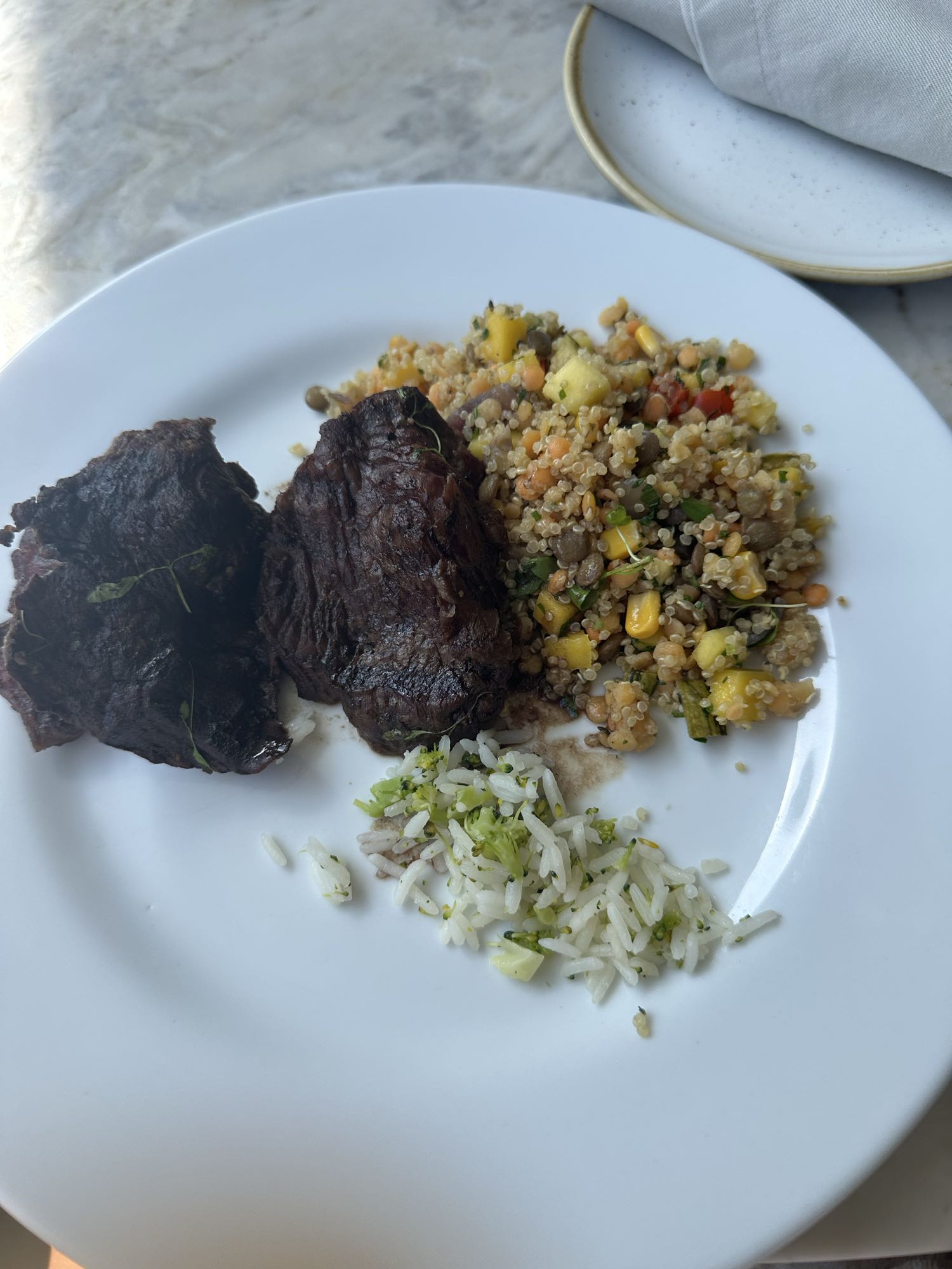 Carne con quinoa y arroz