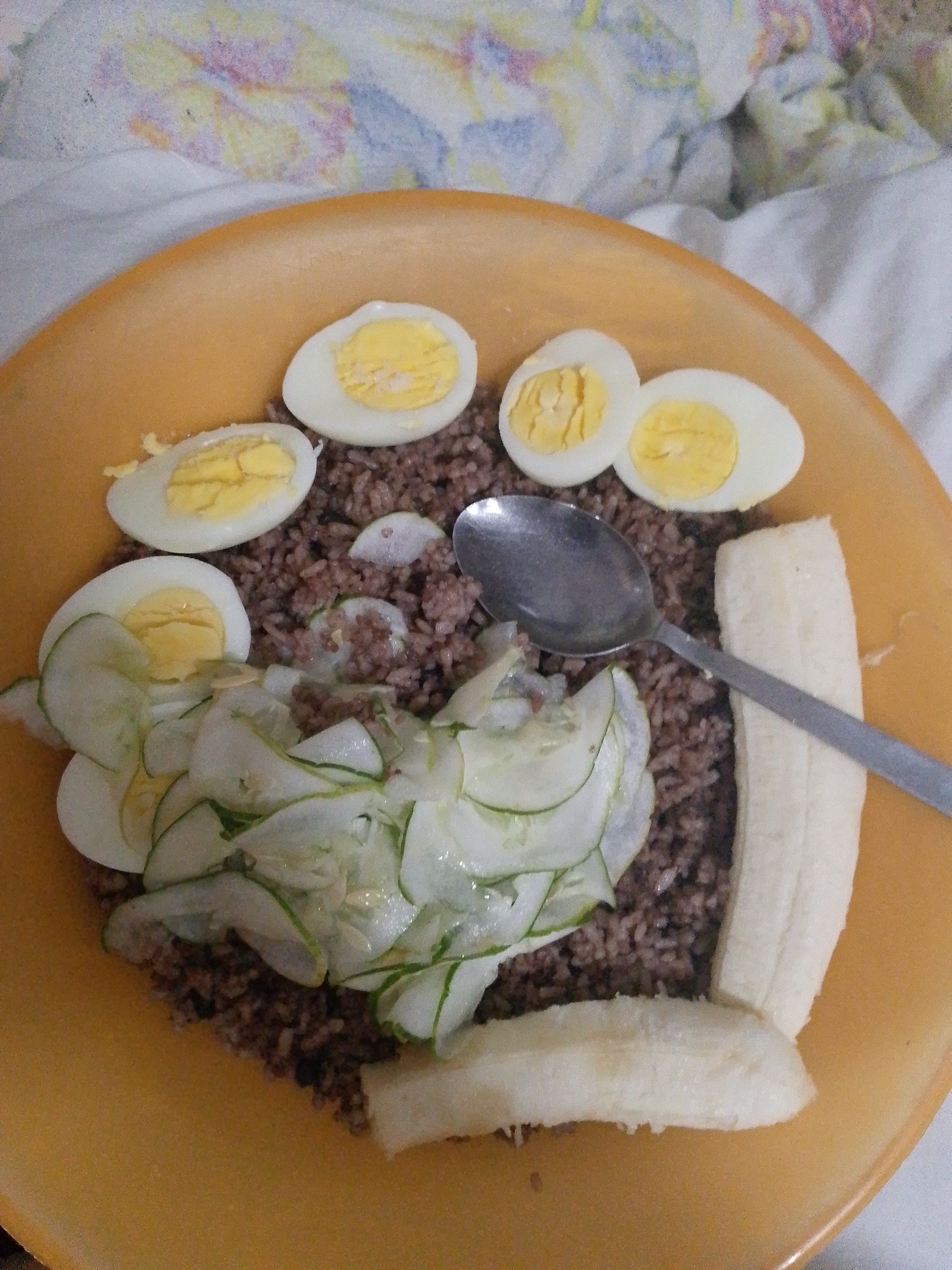 Arroz, huevo, pepino y plátano
