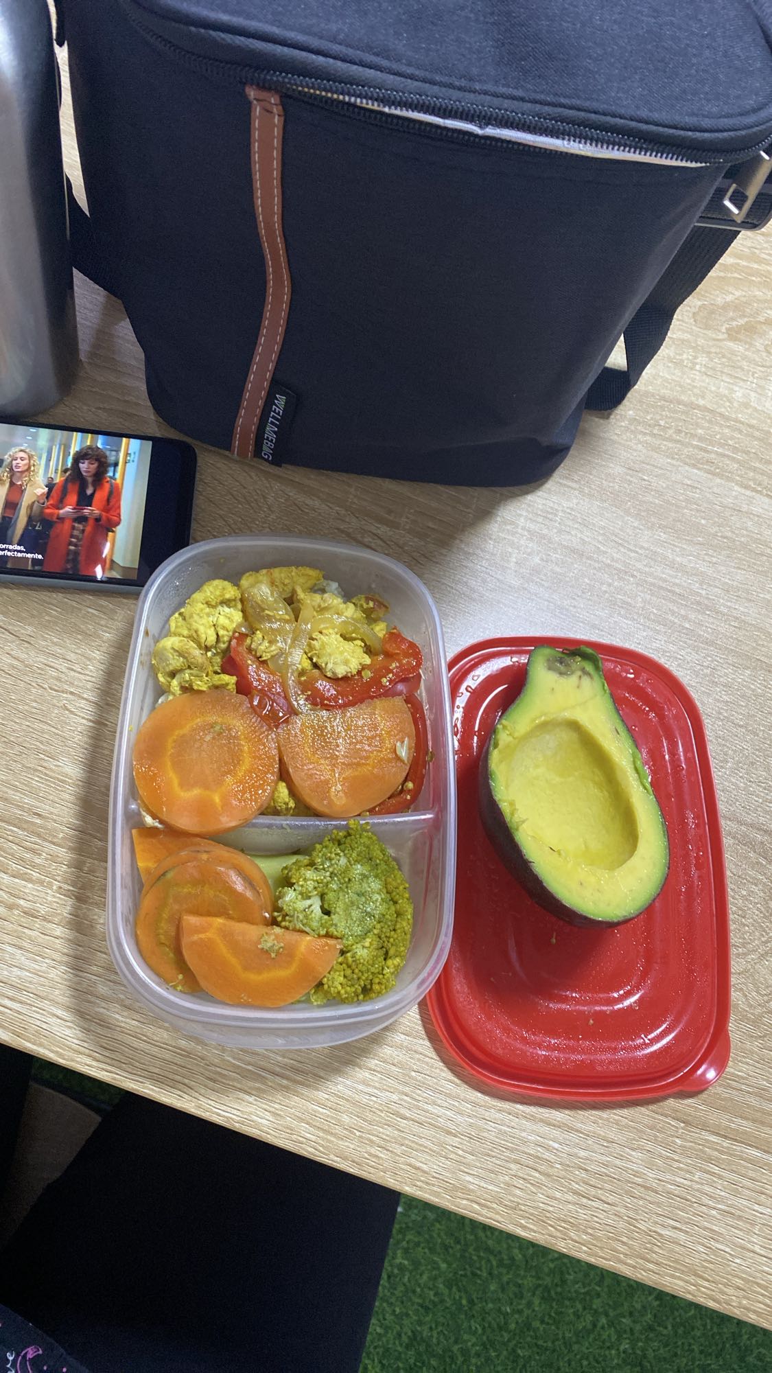 Verduras con huevo y aguacate