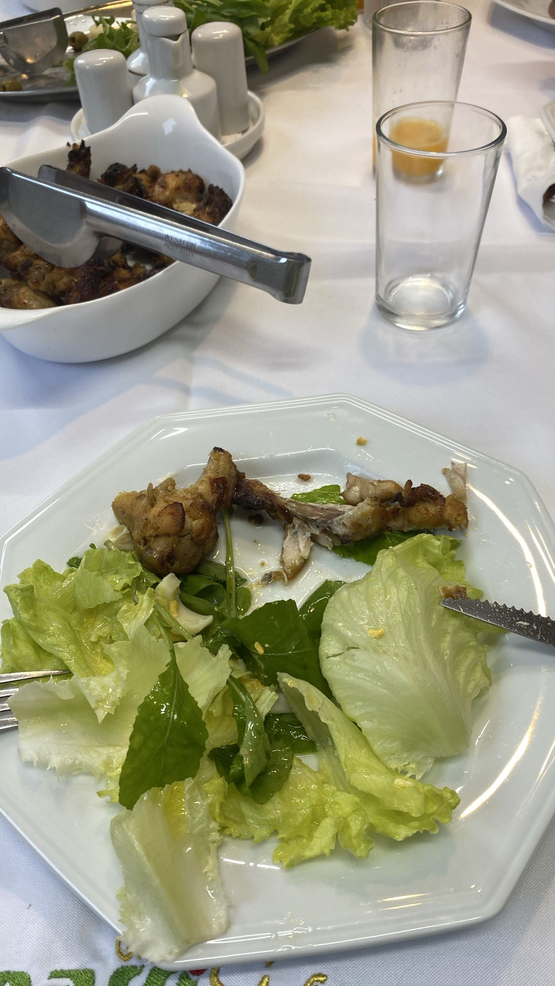 Frango grelhado com salada