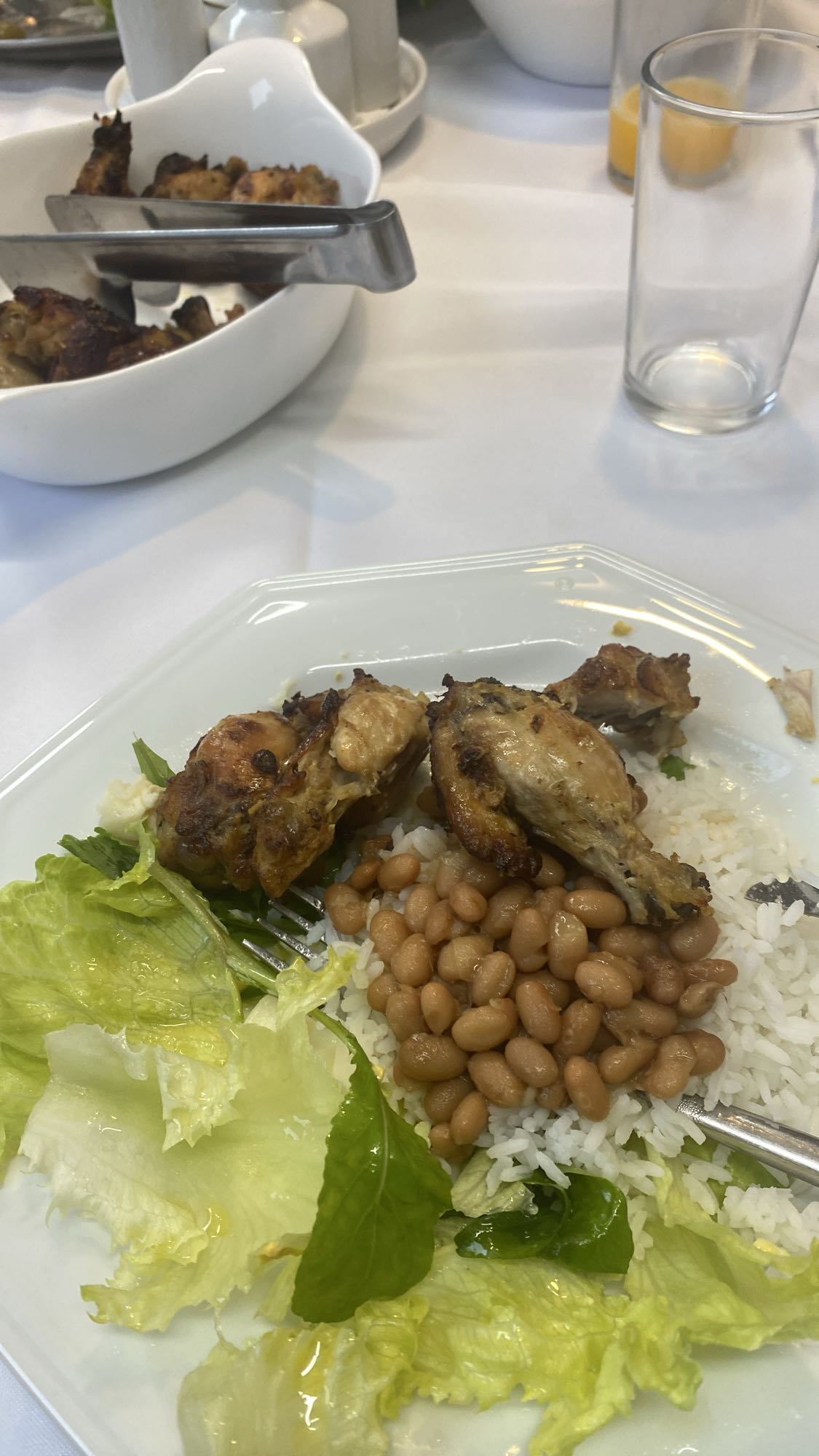 Frango, arroz, feijão e salada