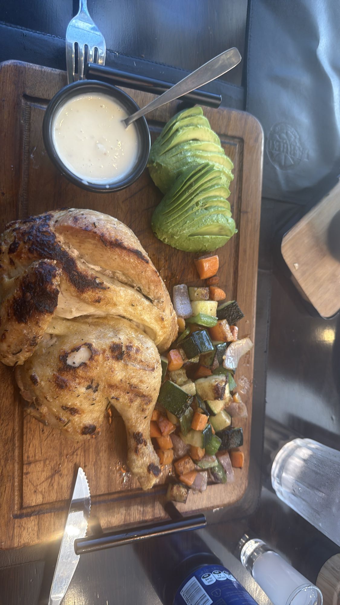 Pollo asado con verduras y aguacate